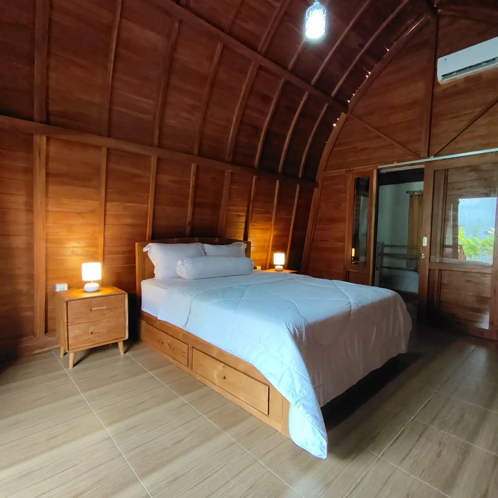 Room with Garden — image 2