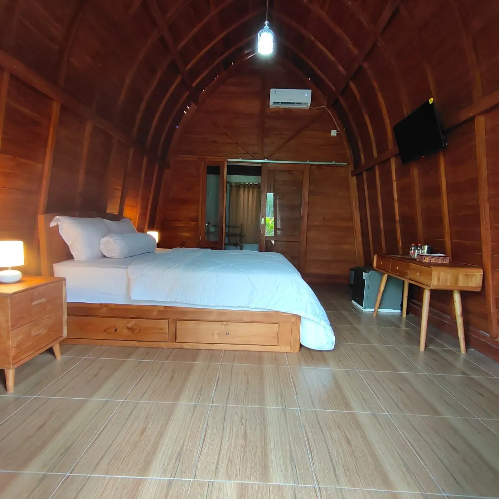 Room with Garden — image 3