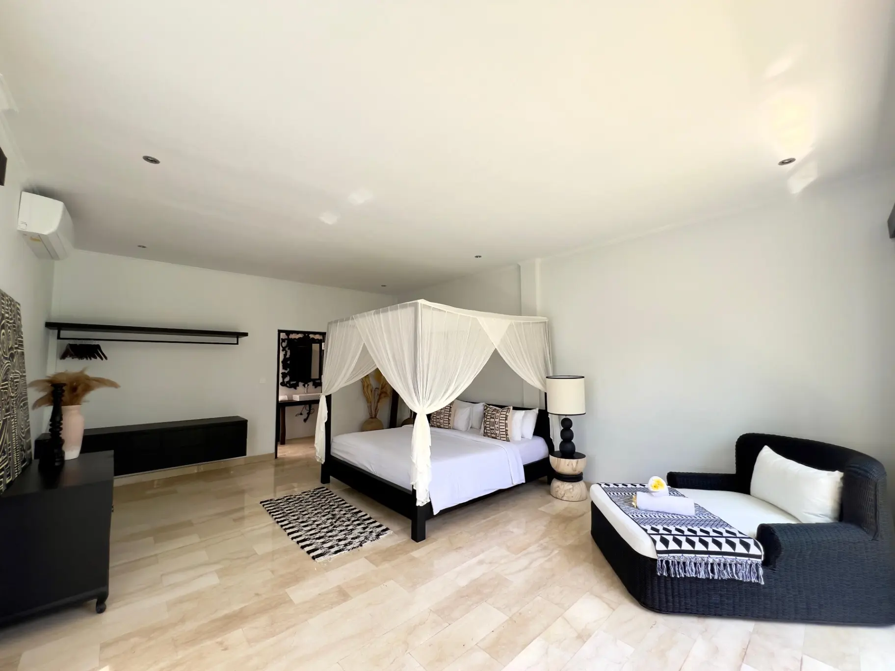 *4 BEDROOMS LUXURY TROPICAL STYLE* 14 Km WALKING DISTANCE TO BATU BOLONG BEACH — image 2
