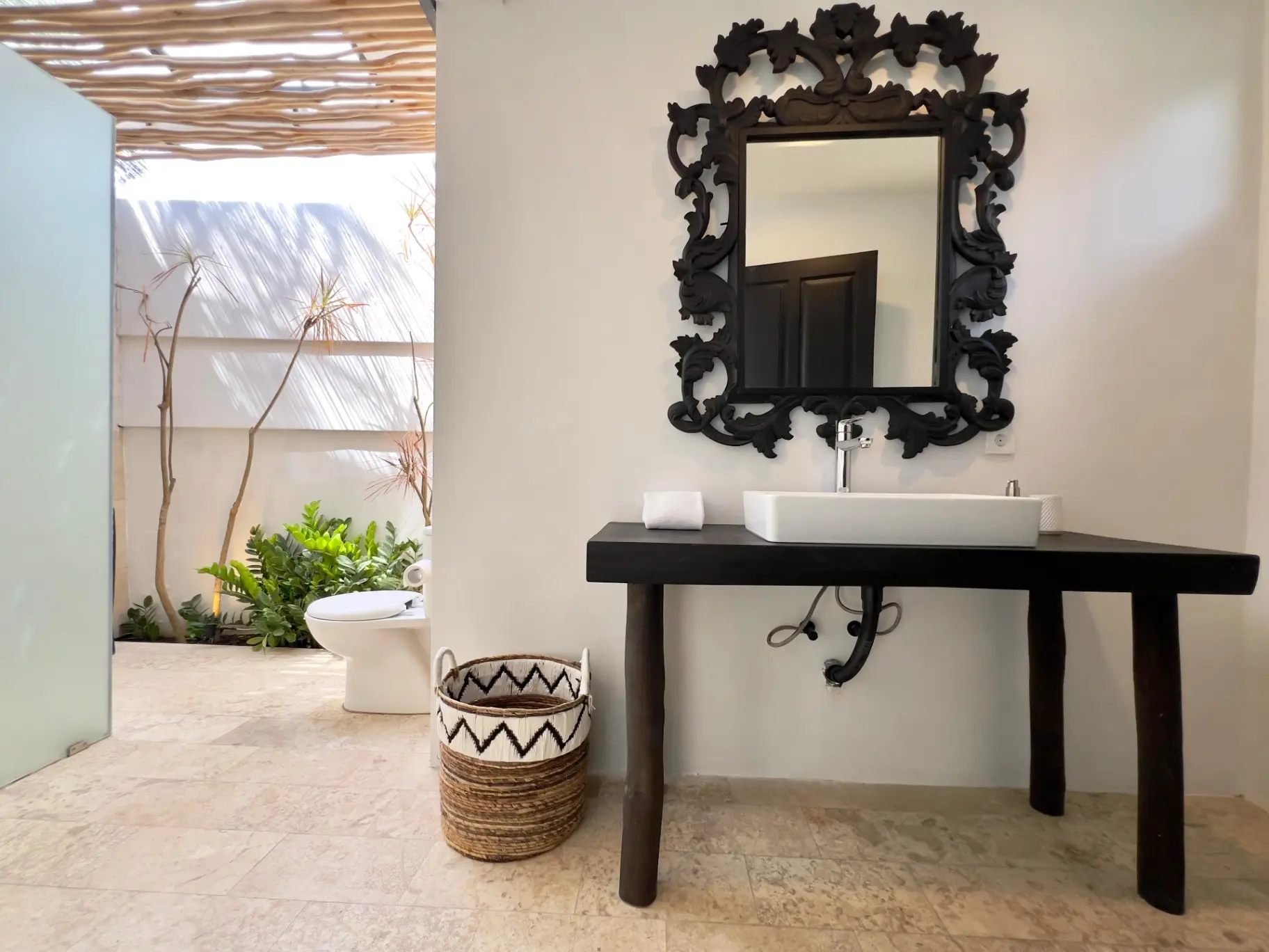 *4 BEDROOMS LUXURY TROPICAL STYLE* 14 Km WALKING DISTANCE TO BATU BOLONG BEACH — image 3