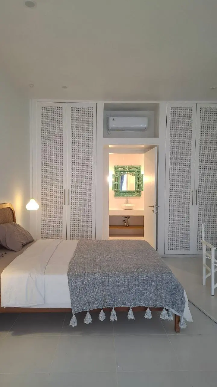 White Studio House — image 1