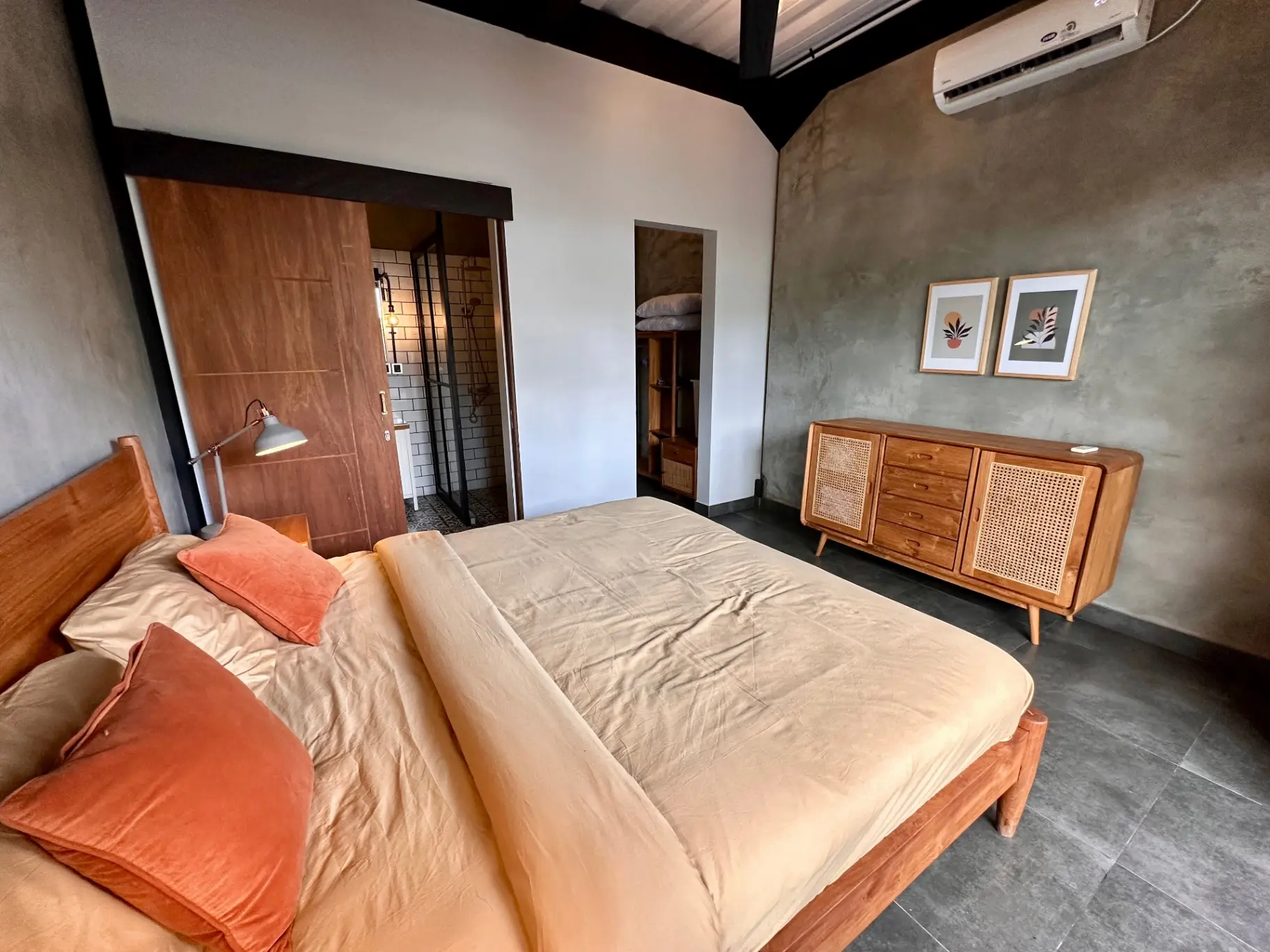 Modern Tropical 2 Bed 2 Bath in center Canggu