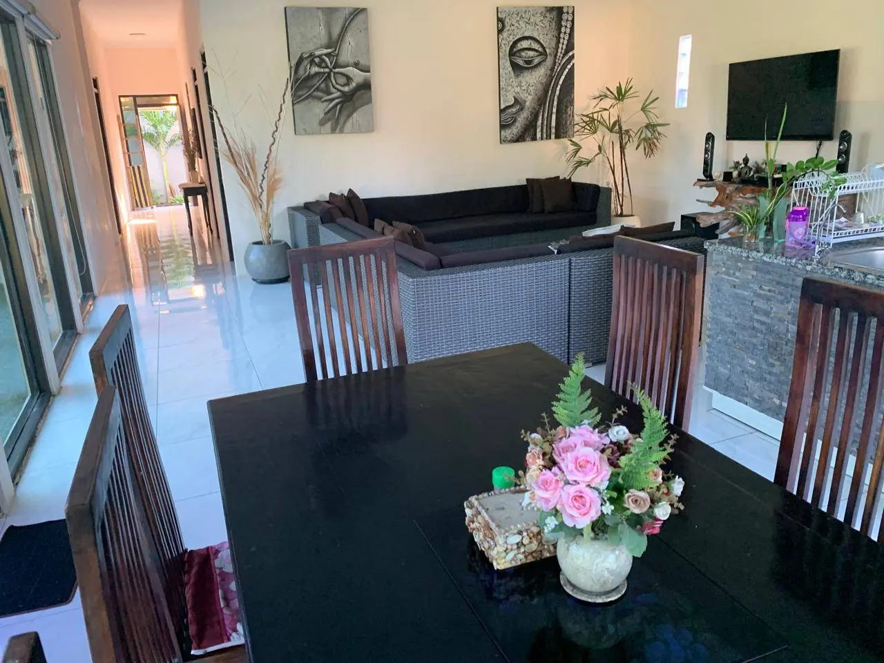 villa indah — image 2