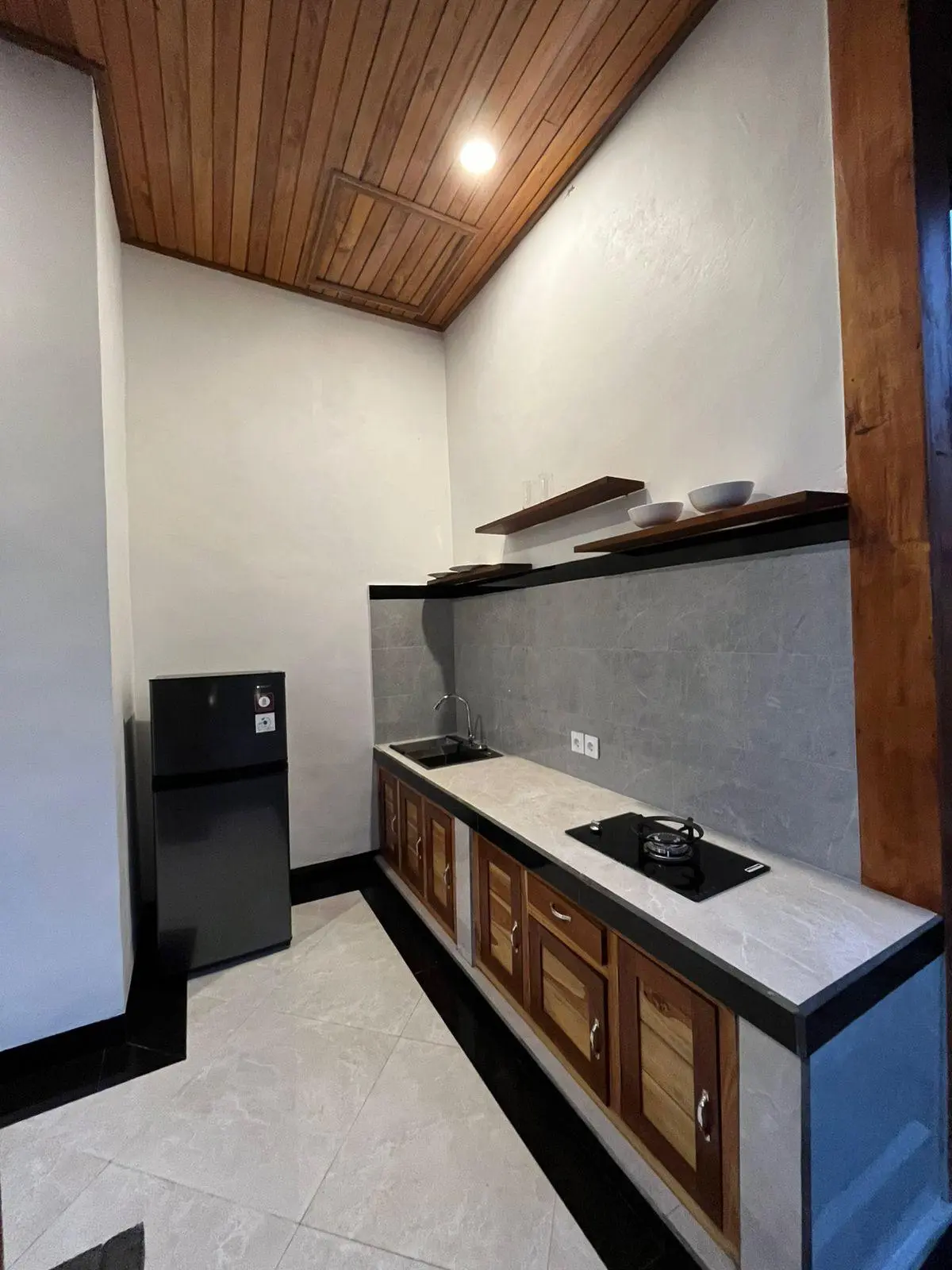 One bedroom — image 2