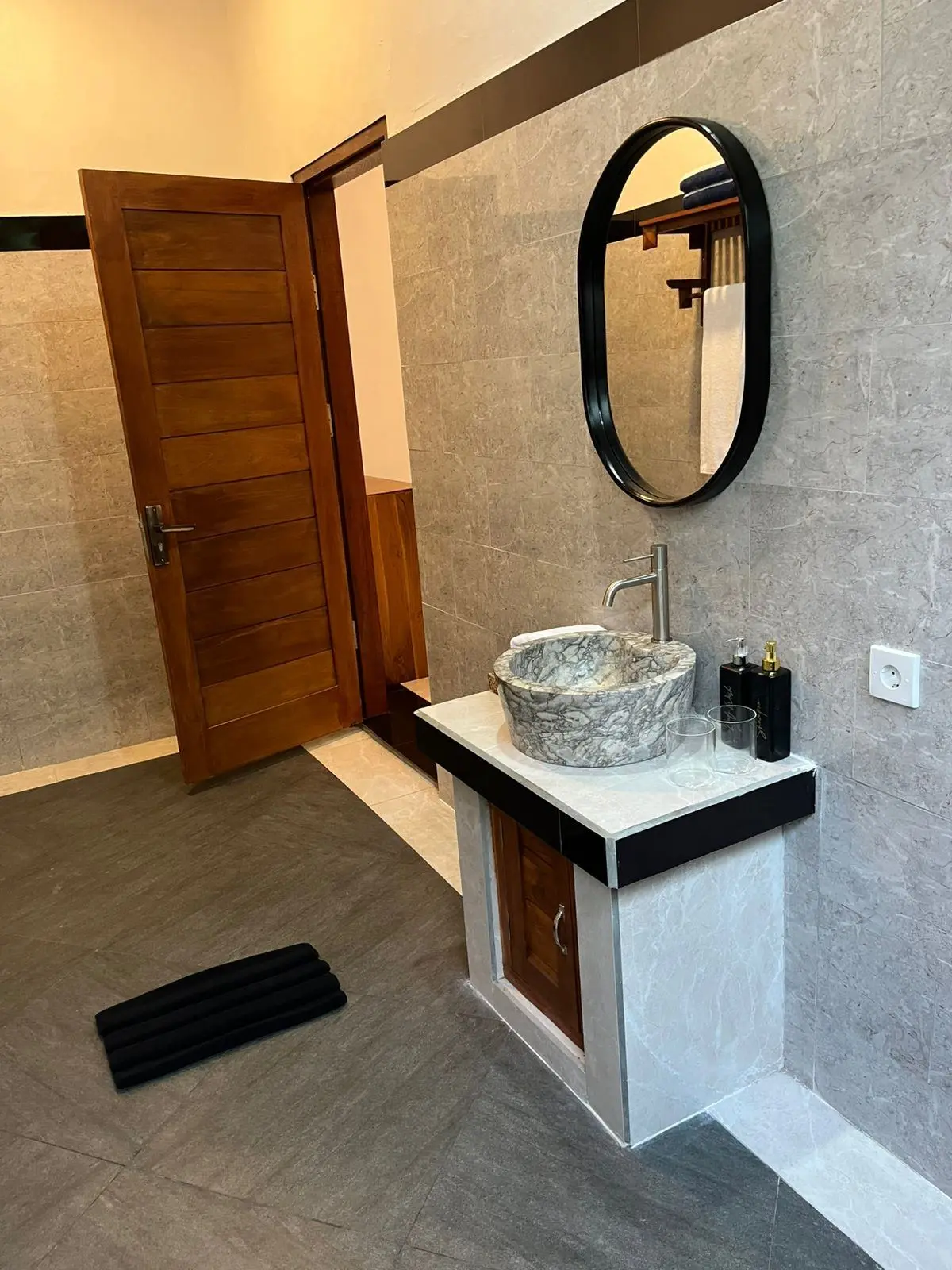 One bedroom — image 4