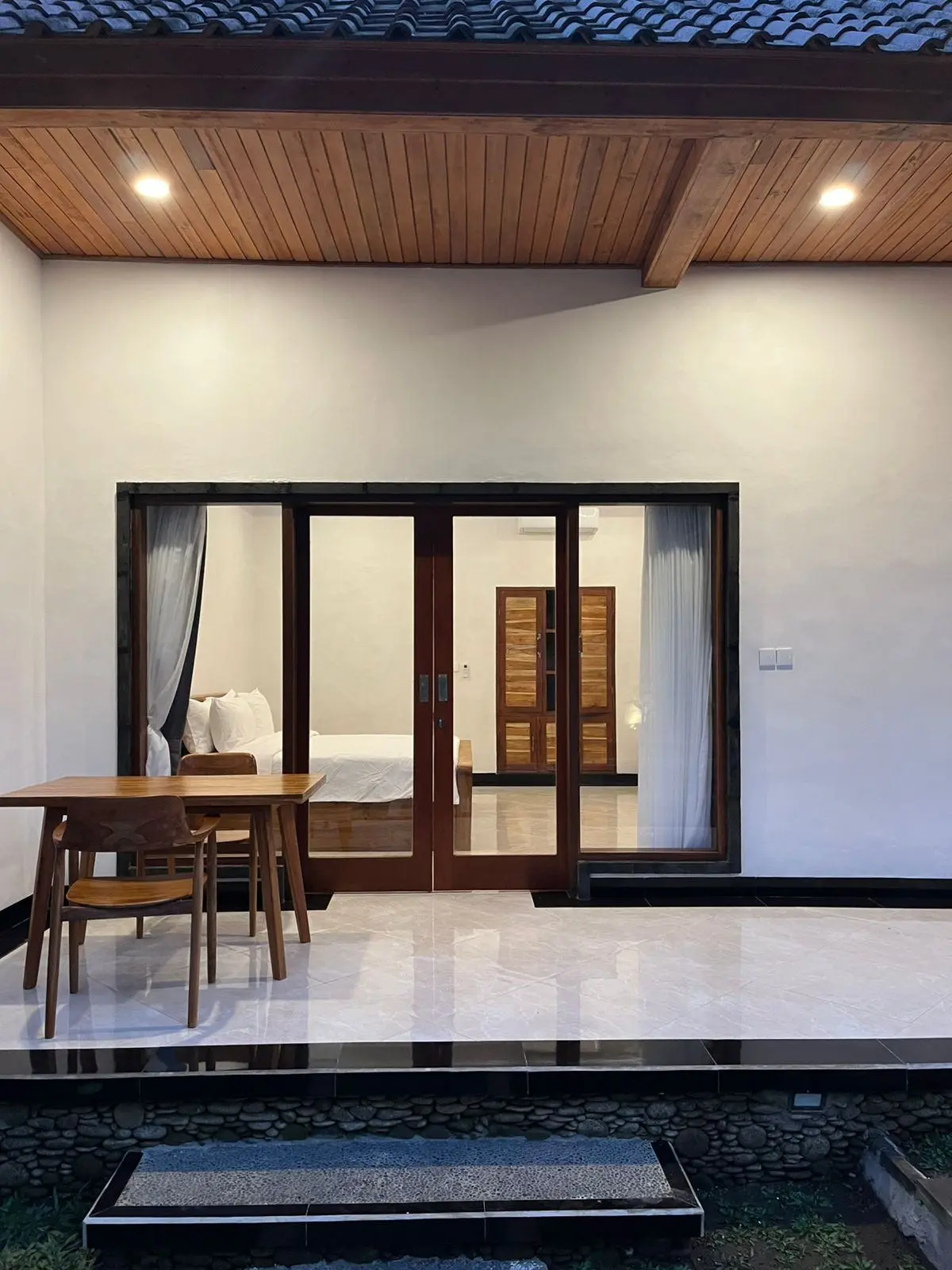 One bedroom — image 3