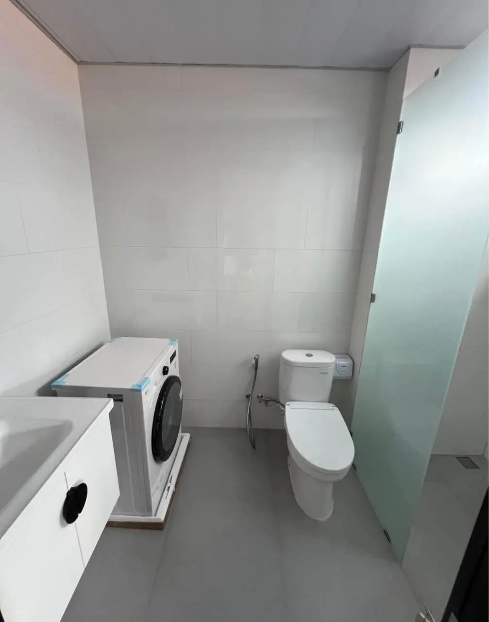 Studio room with private kitchen and washing machine — image 1