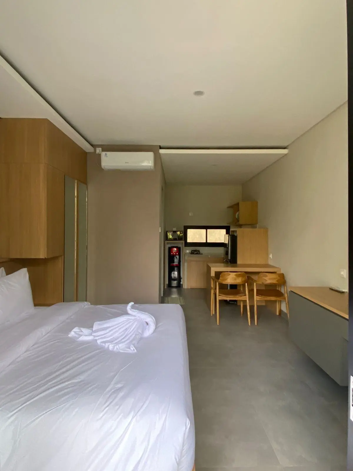 Studio room with private kitchen and washing machine — image 3