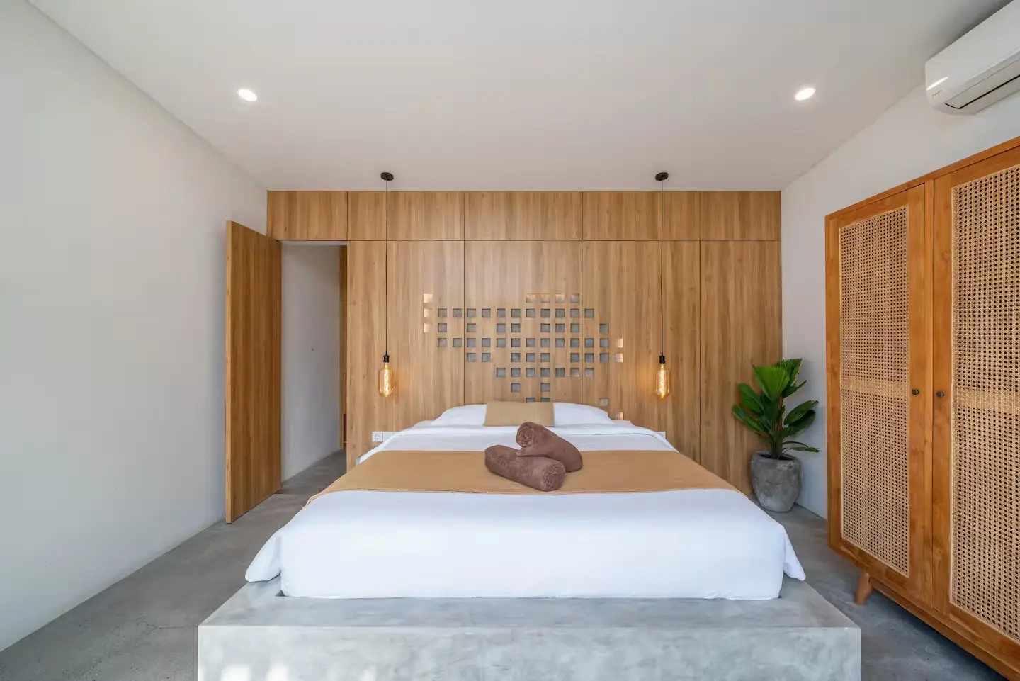 3 BR CEMAGI Designer Villa Ricefield view 1 minutes by the ocean — image 4