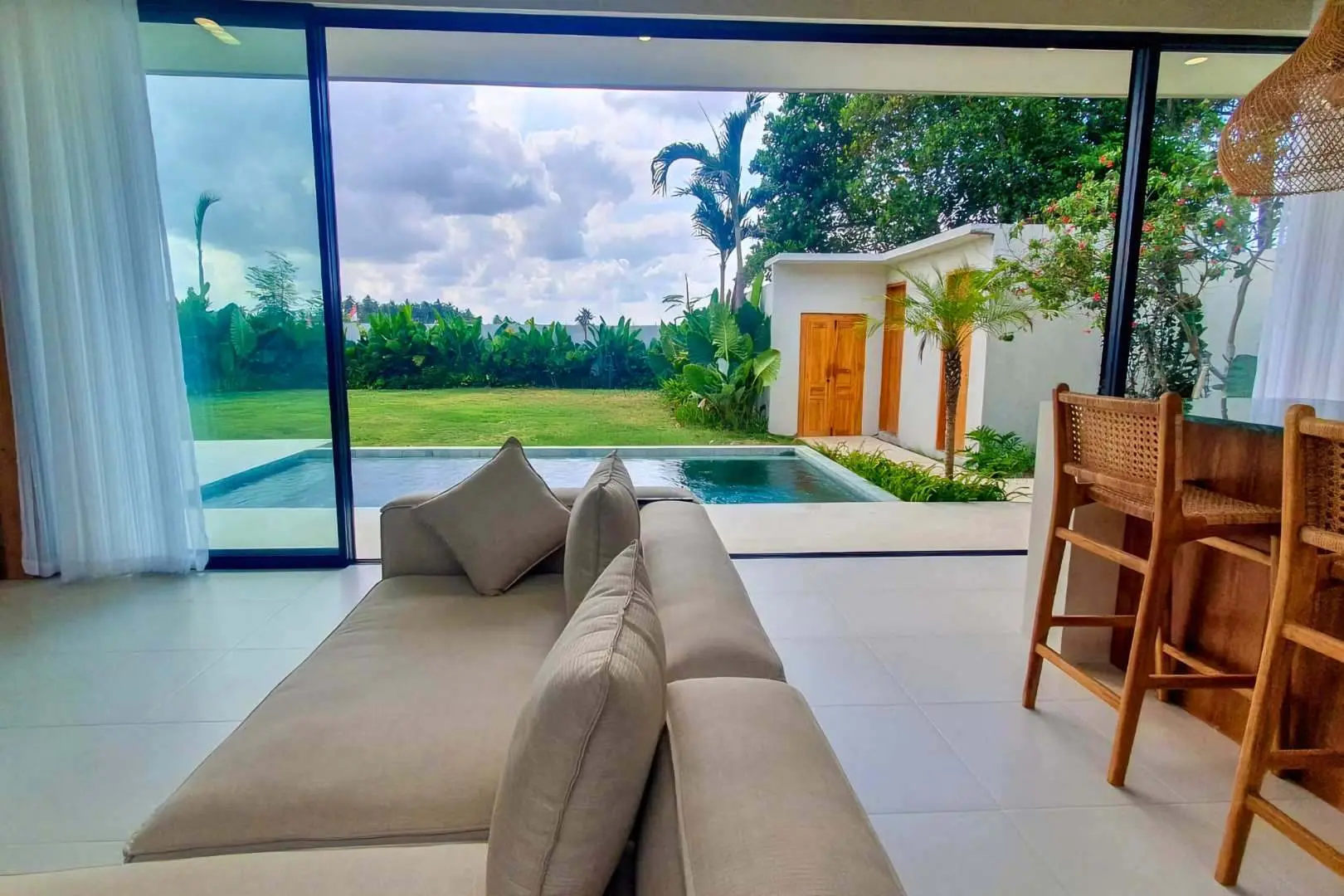2BR Villa Spacious Garden - Near Beach