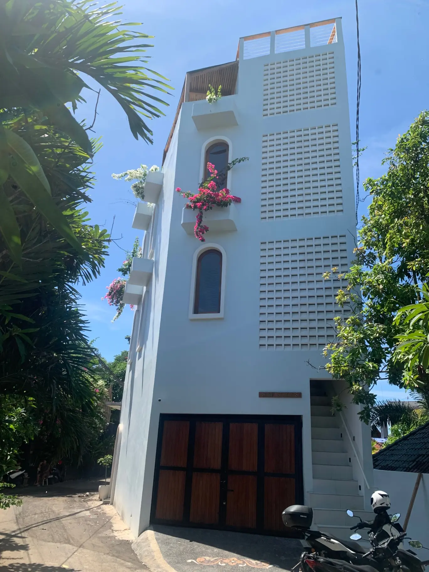 Oceanview Studio w/ Rooftop Jacuzzi — image 3