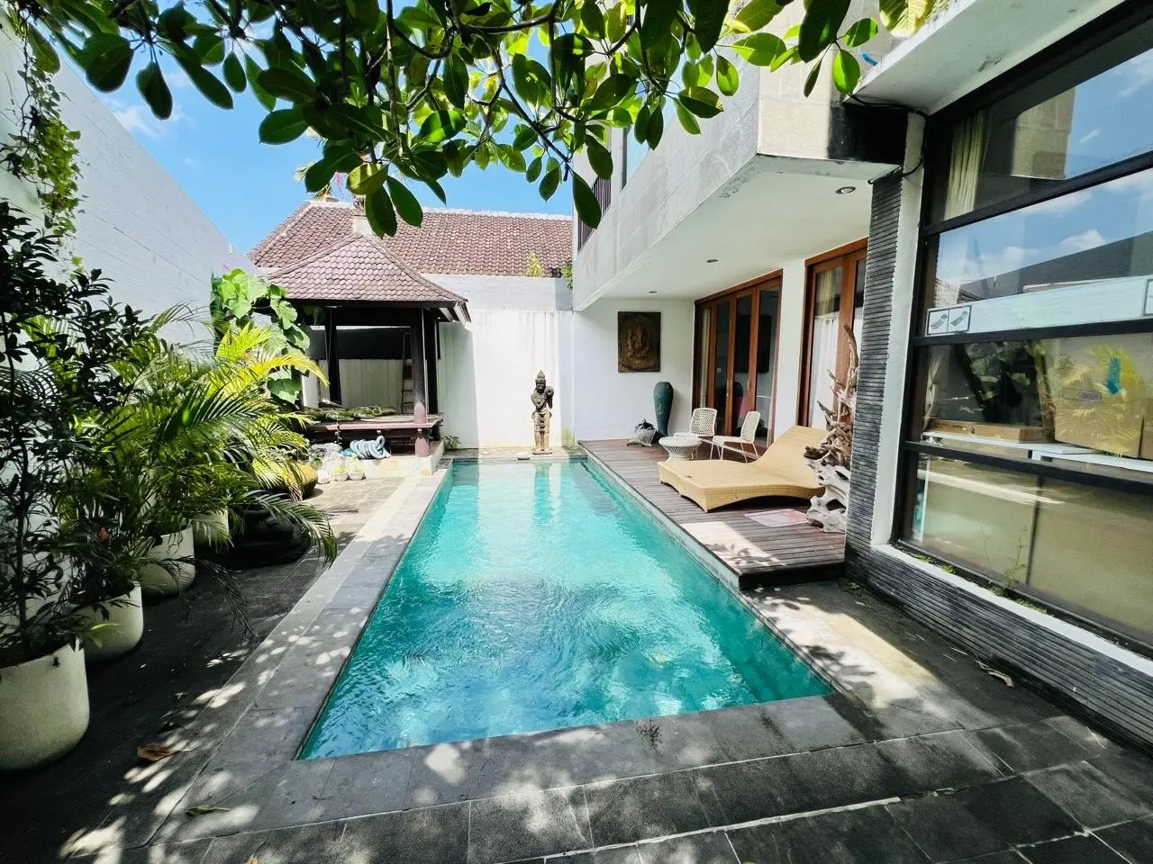 Villa For Rent 3 Bed In Kerobokan Badung Bali MR-3609 — image 1