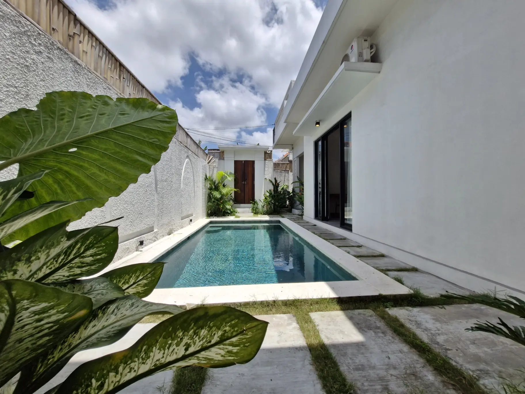 VILLA FOR LONG-TERM OR YEARLY RENT. Location in Padonan Canggu