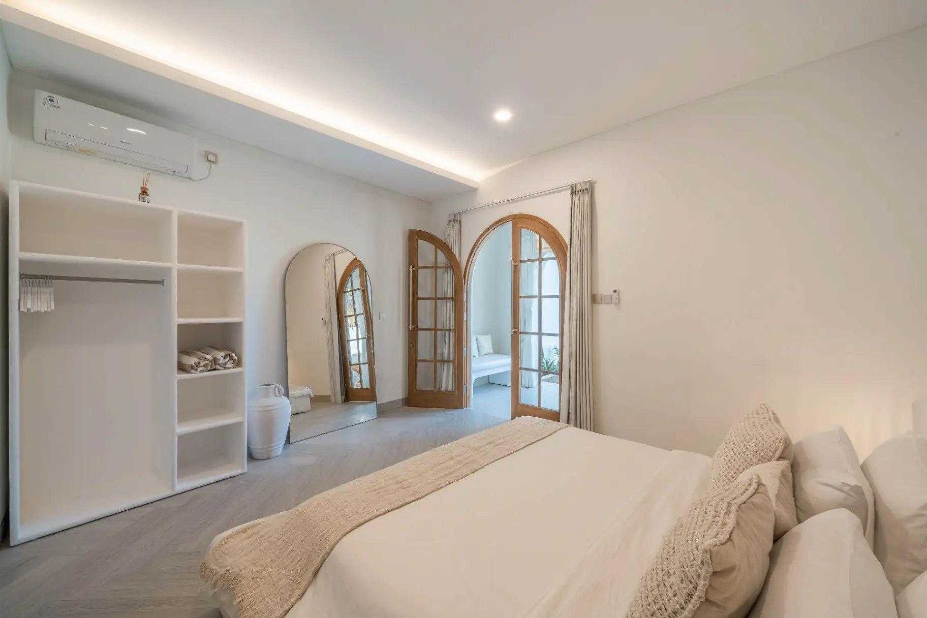 Villa Hawk - Aesthetically Pleasing 4BR Villa In Central Canggu — image 4
