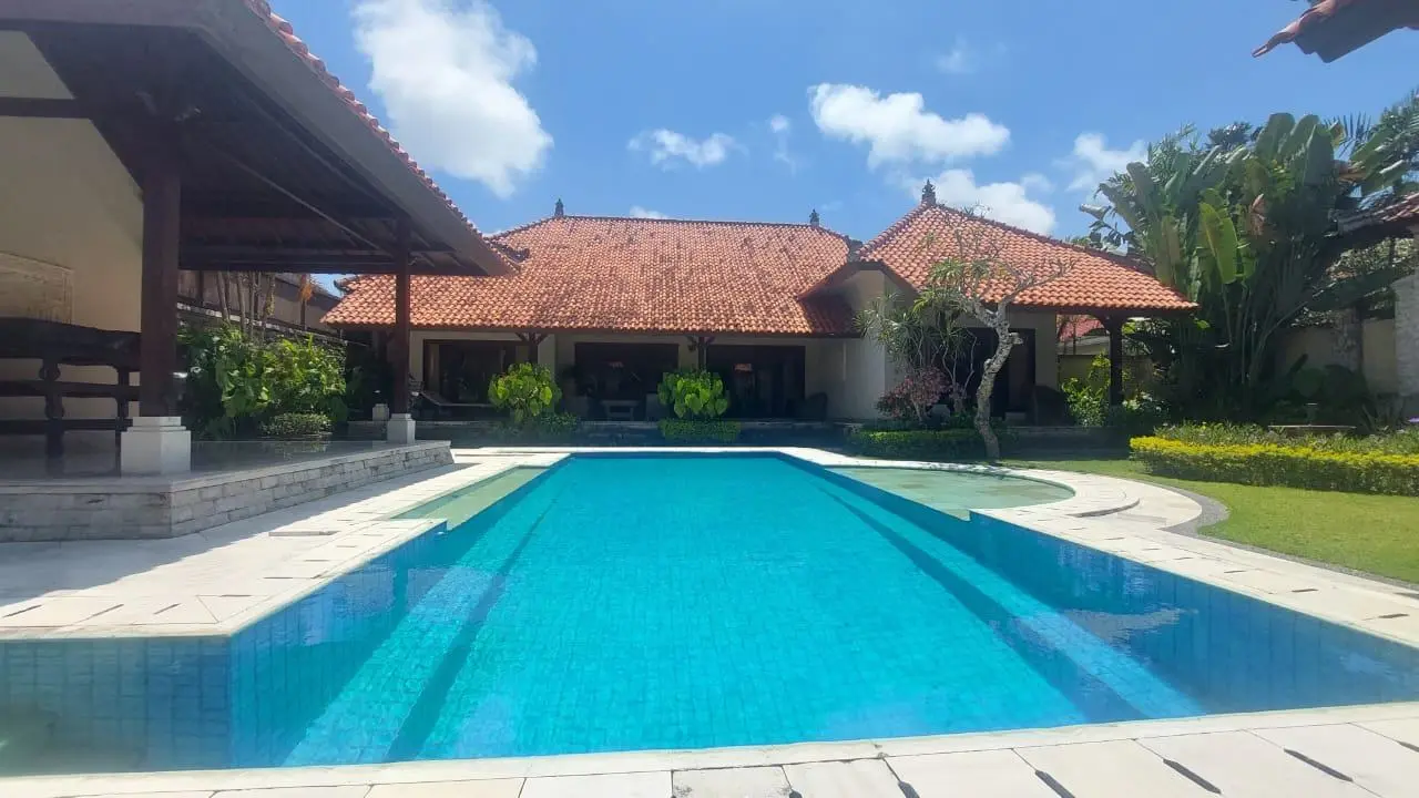 MM 378 - For Rent Contemporary Tropical Villa Nusa Dua One Gate System