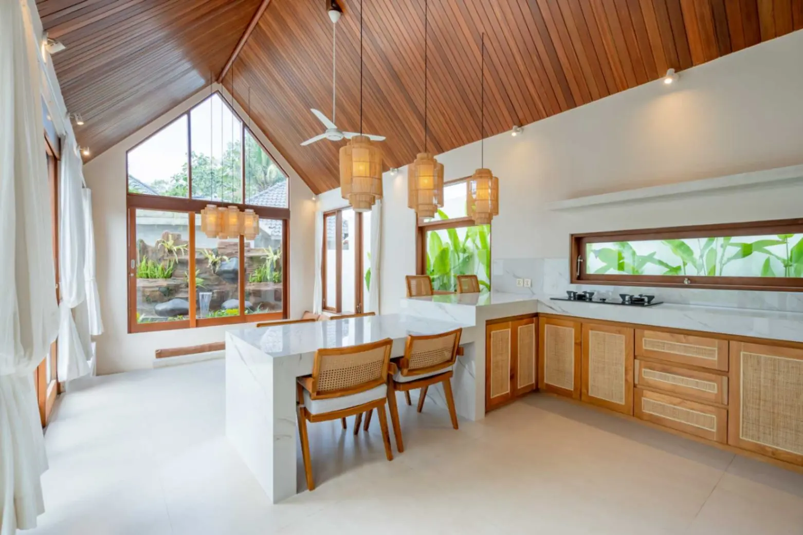 2-Bedroom Villa with Lush Garden & Jacuzzi in Cepaka — image 2