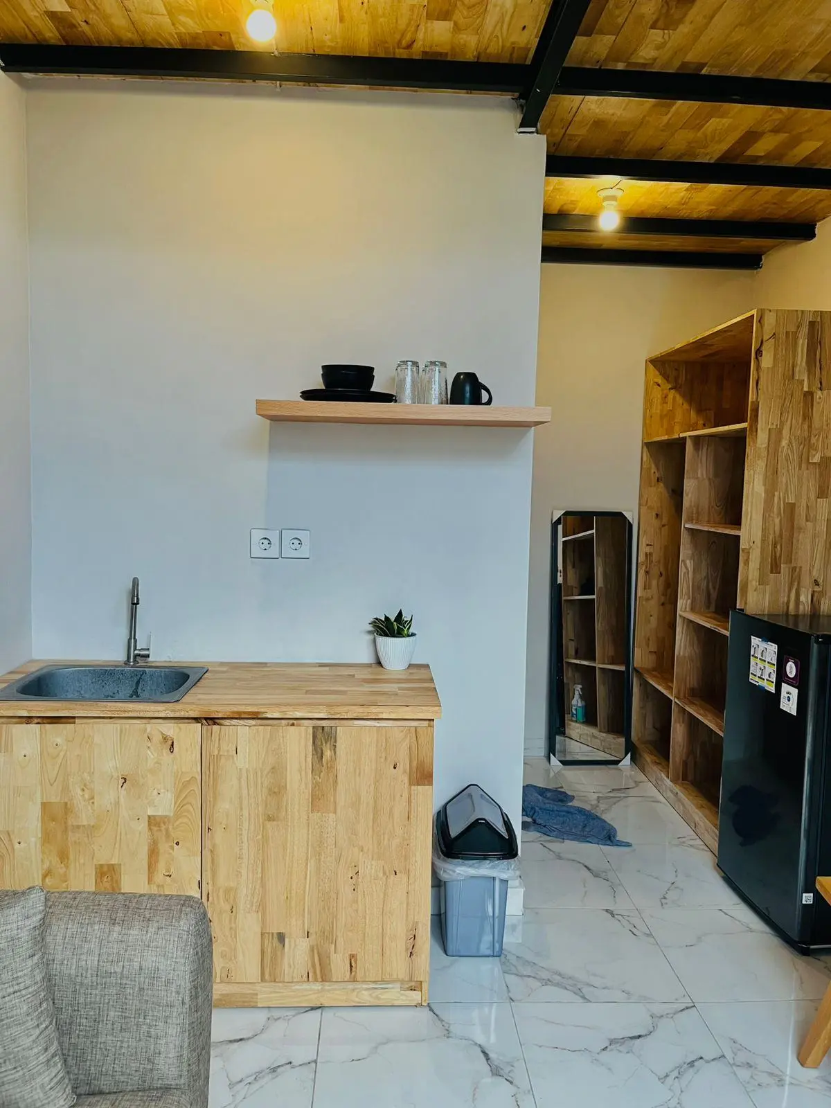 Cute mezzanine room in Kerobokan — image 4