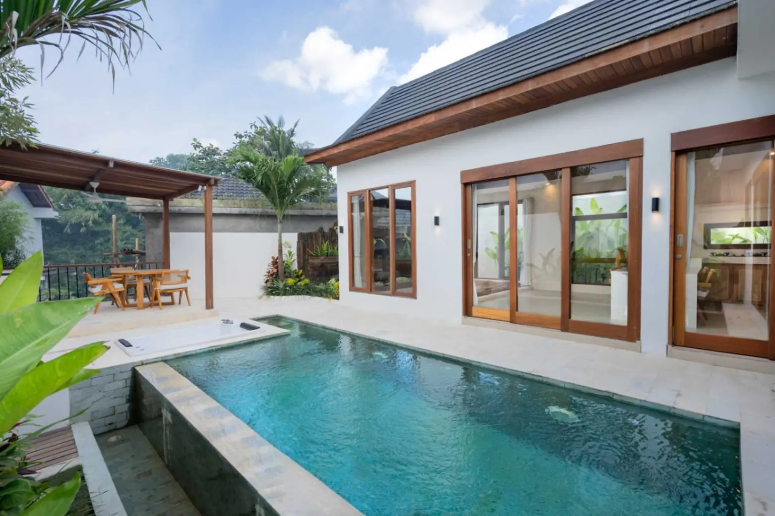 2-Bedroom Villa with Lush Garden & Jacuzzi in Cepaka