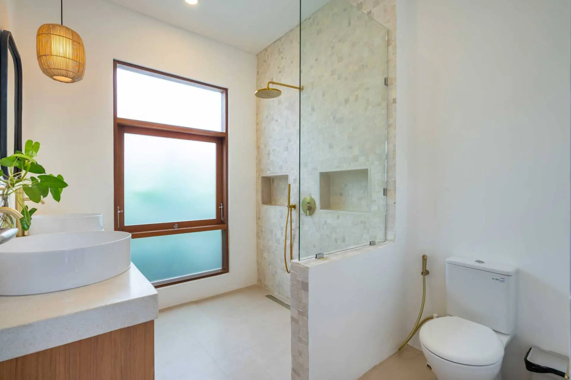 2-Bedroom Villa with Lush Garden & Jacuzzi in Cepaka — image 4