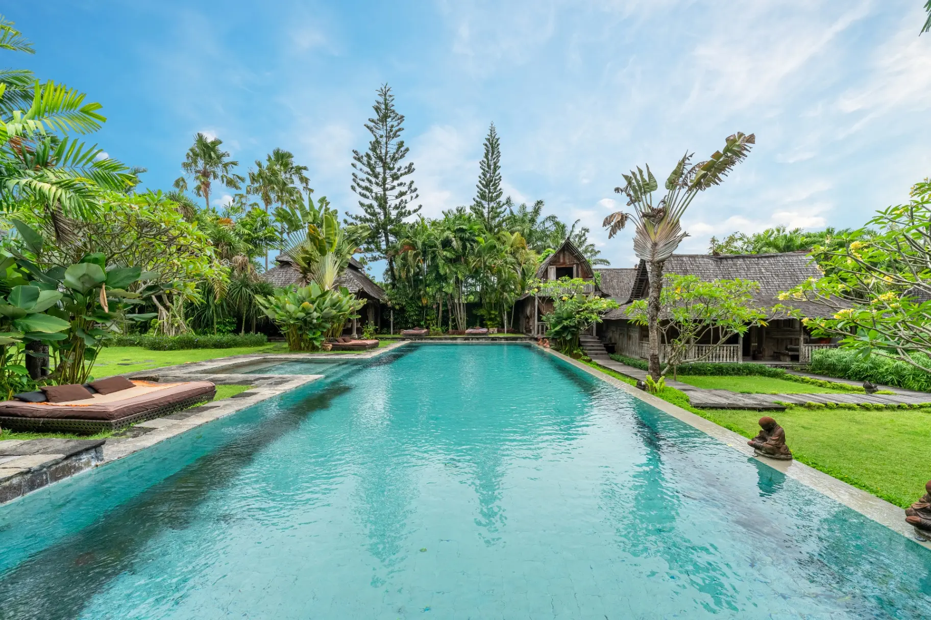 Villa Asli – Huge 5 Bedroom in Batubelig Only 1 Minute Walk to the Beach!!