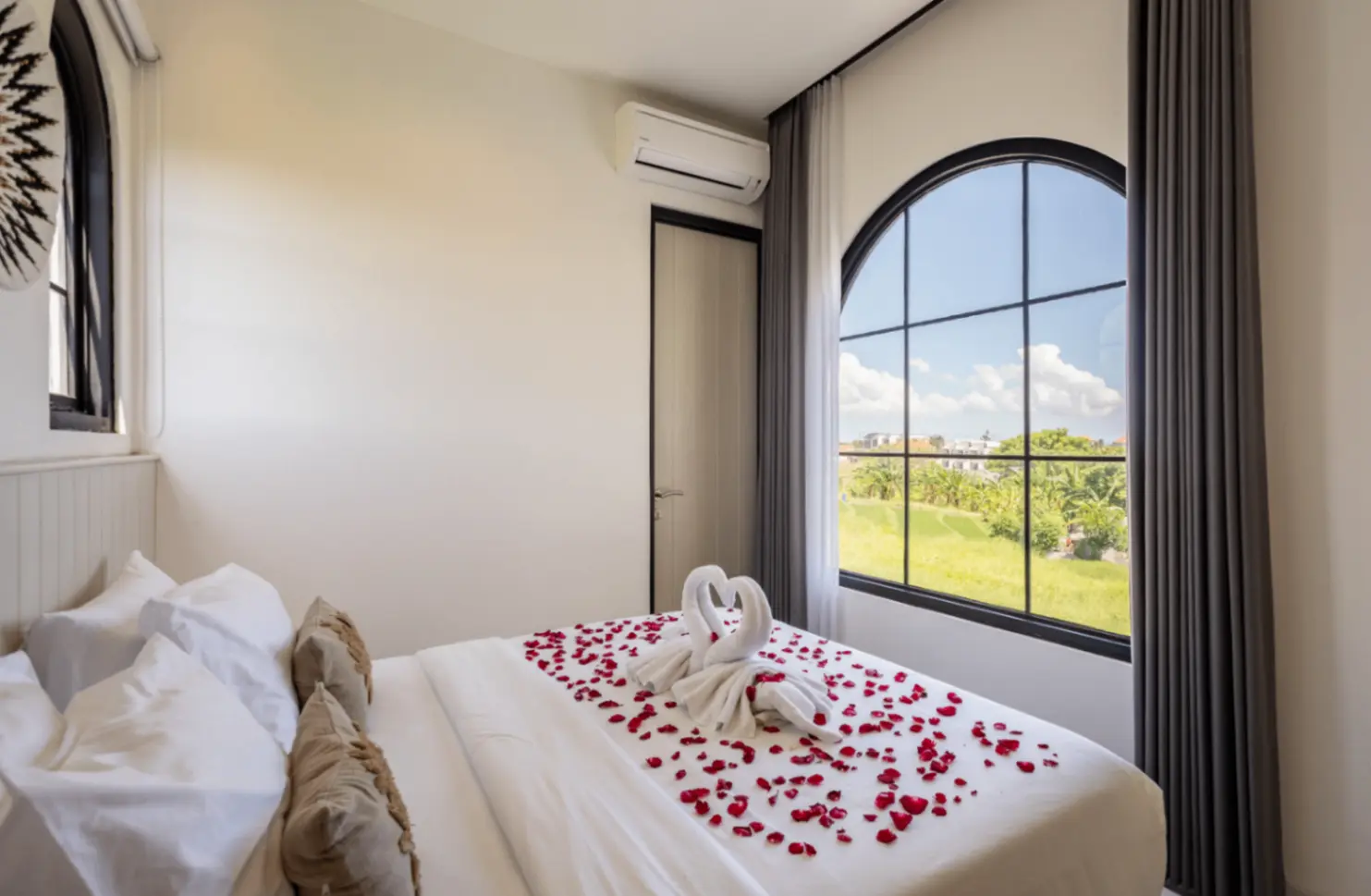 2BD Trendy Canggu Villa w/Rooftop & Ricefield View — image 2