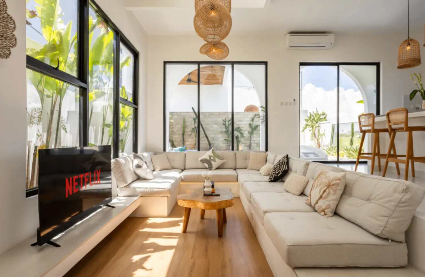 2BD Trendy Canggu Villa w/Rooftop & Ricefield View — image 3