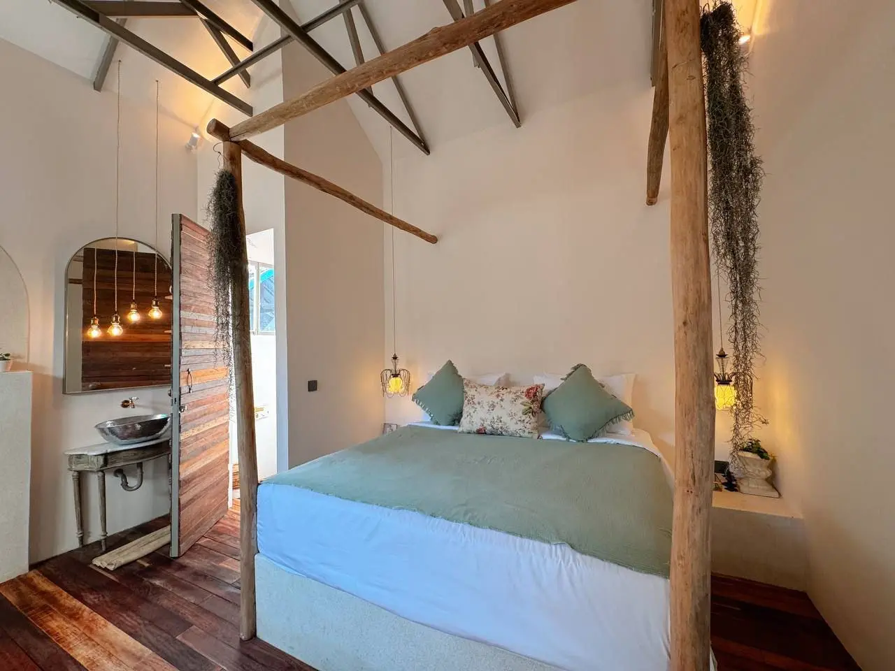 Victorian Vintage style Villa | 2 Bedrooms | Berawa — image 2