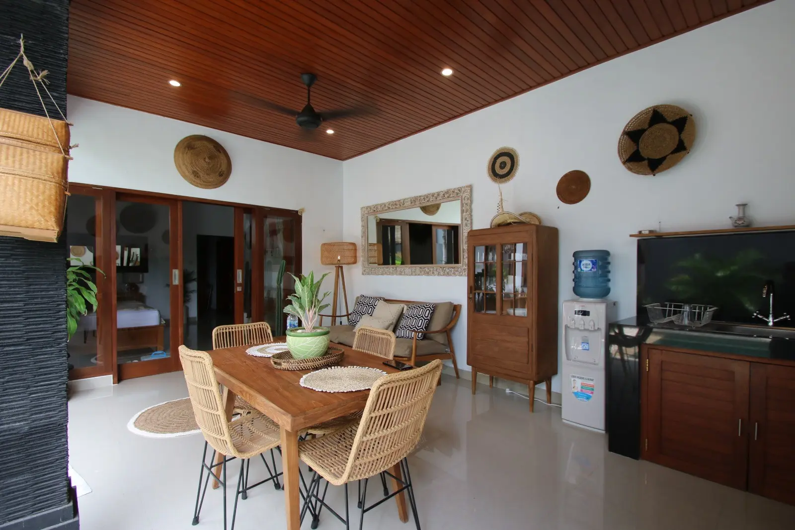 DO 454- FOR RENT TROPICAL CONTEMPORARY VILLA IN THE HEART OF UMALAS — image 4
