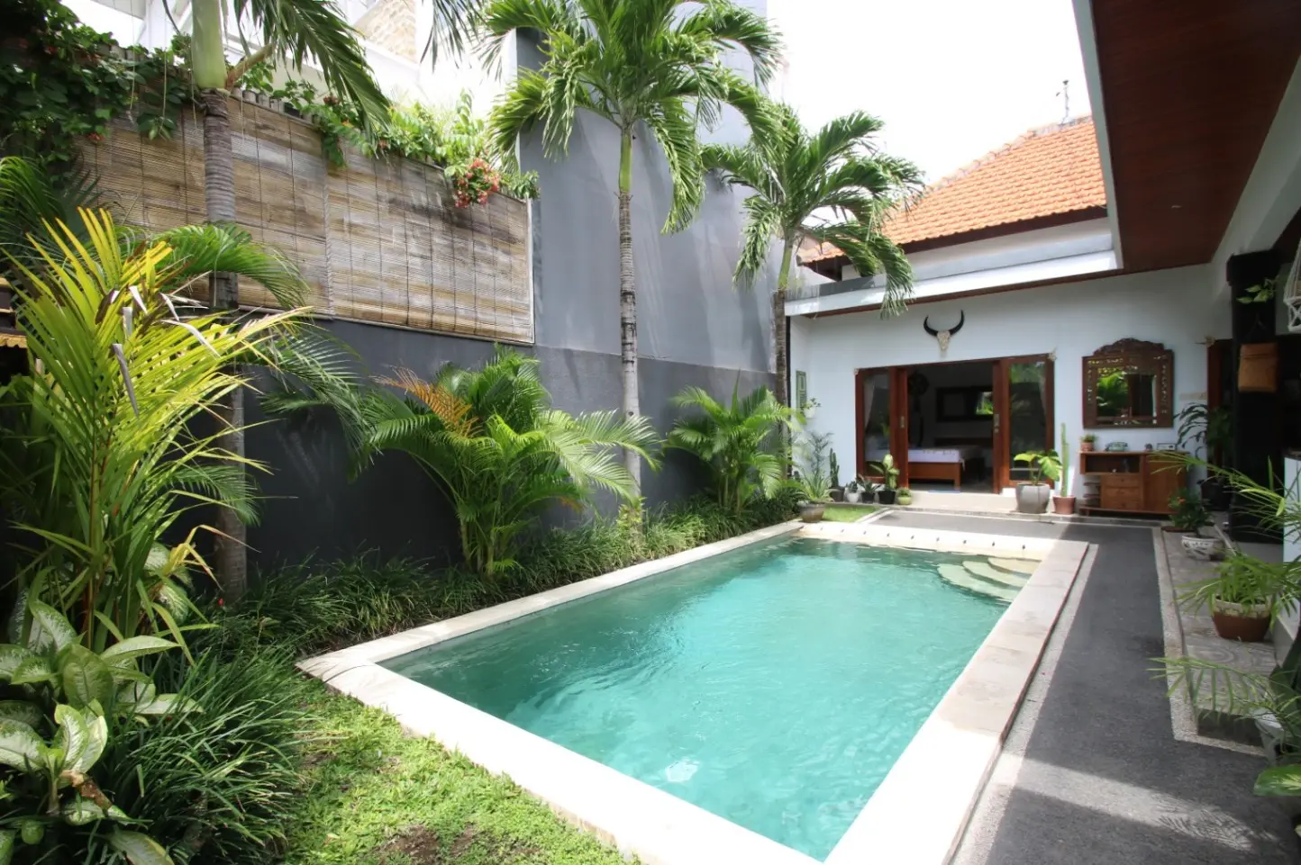 DO 454- FOR RENT TROPICAL CONTEMPORARY VILLA IN THE HEART OF UMALAS