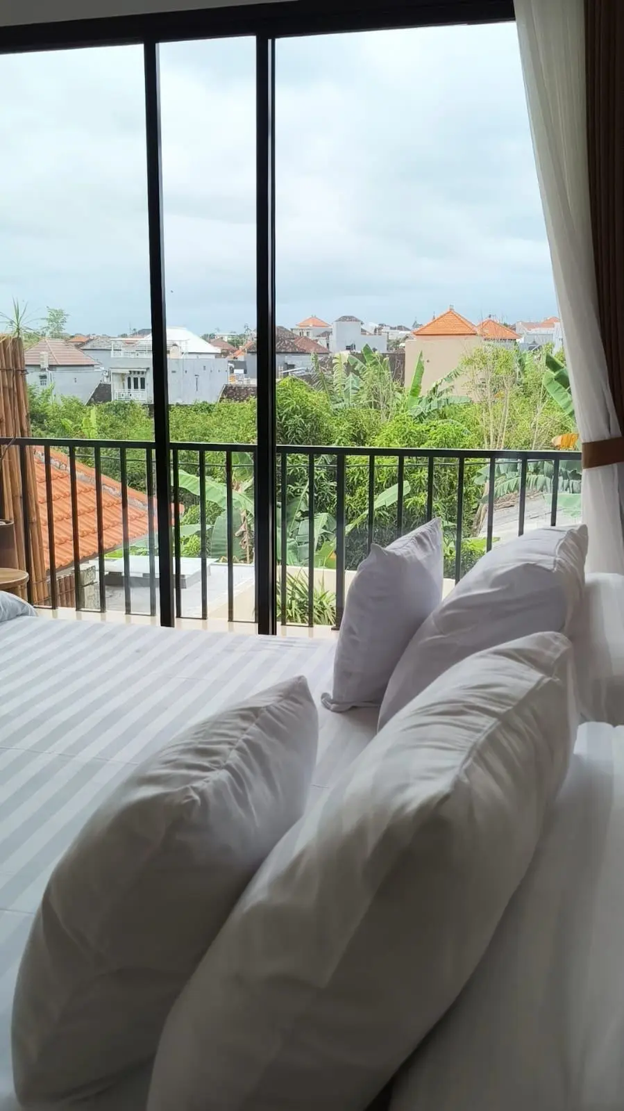 DO 457- FOR RENT MODERN STYLE VILLA IN CANGGU — image 3