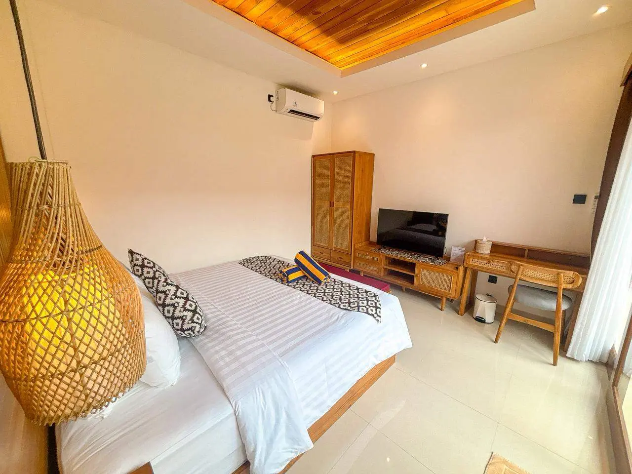 IS 01- FOR RENT VILLA CONTEMPORER TROPICAL LOCATED AT SEMINYAK — image 1
