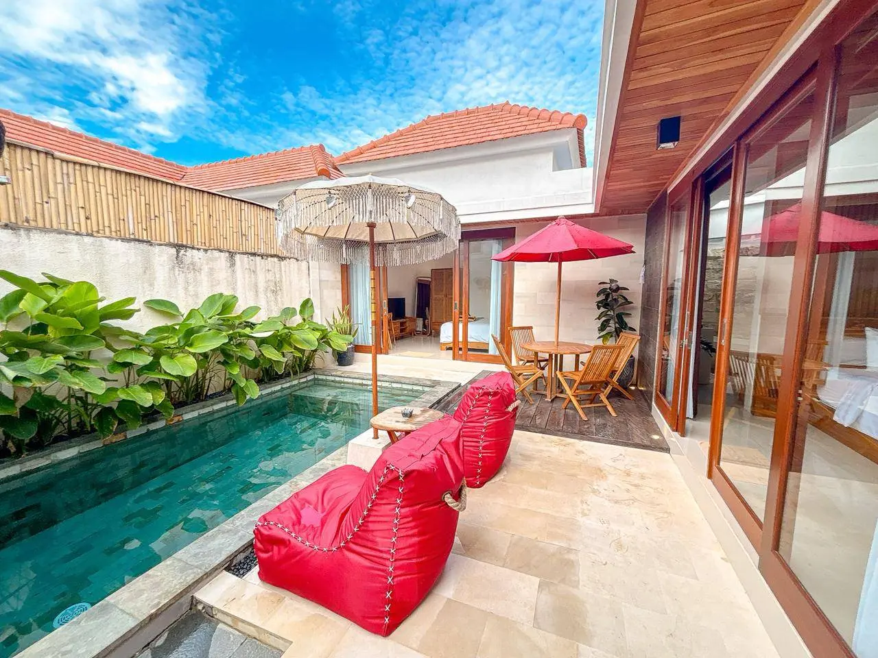 IS 01- FOR RENT VILLA CONTEMPORER TROPICAL LOCATED AT SEMINYAK