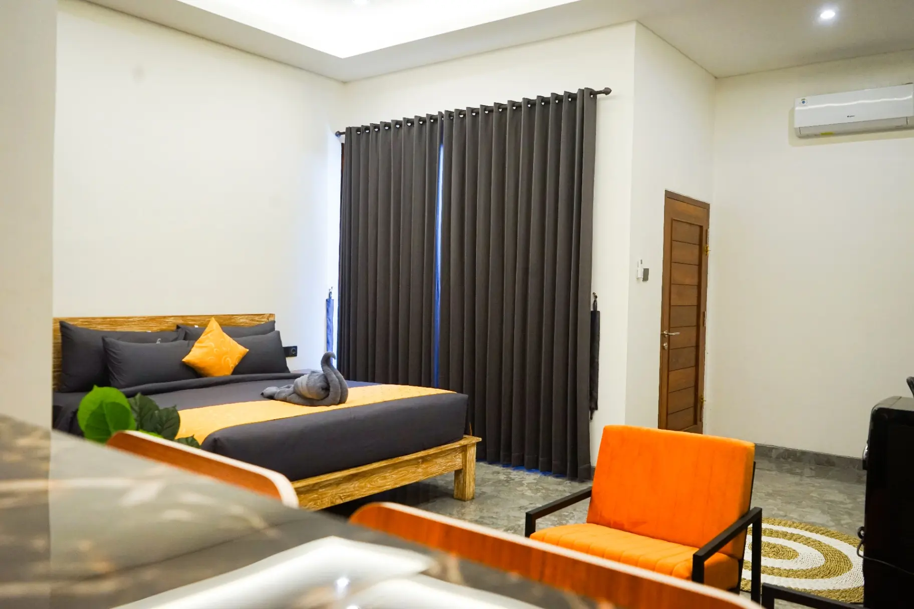 pretty room with pool — image 1