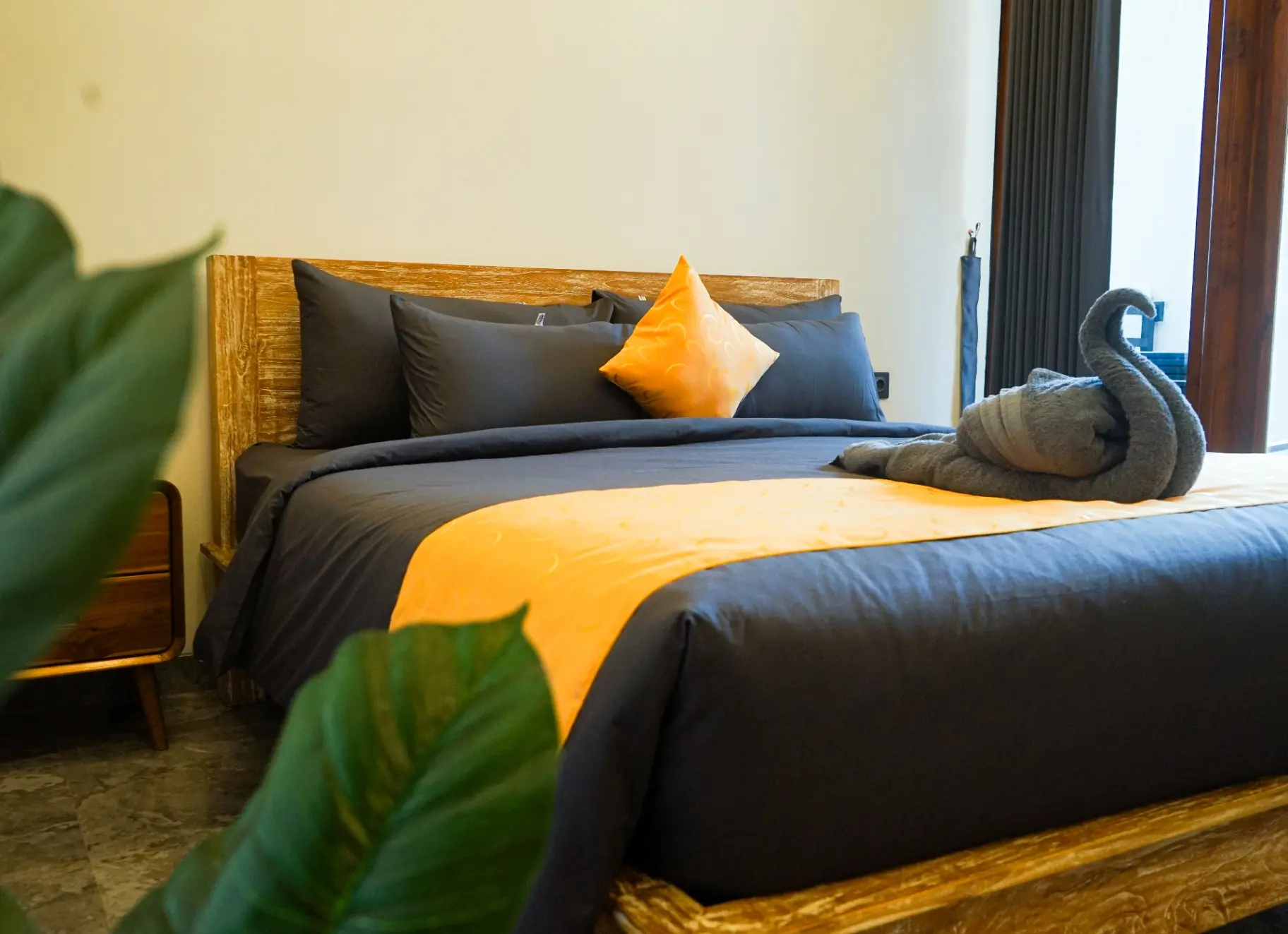 pretty room with pool — image 3
