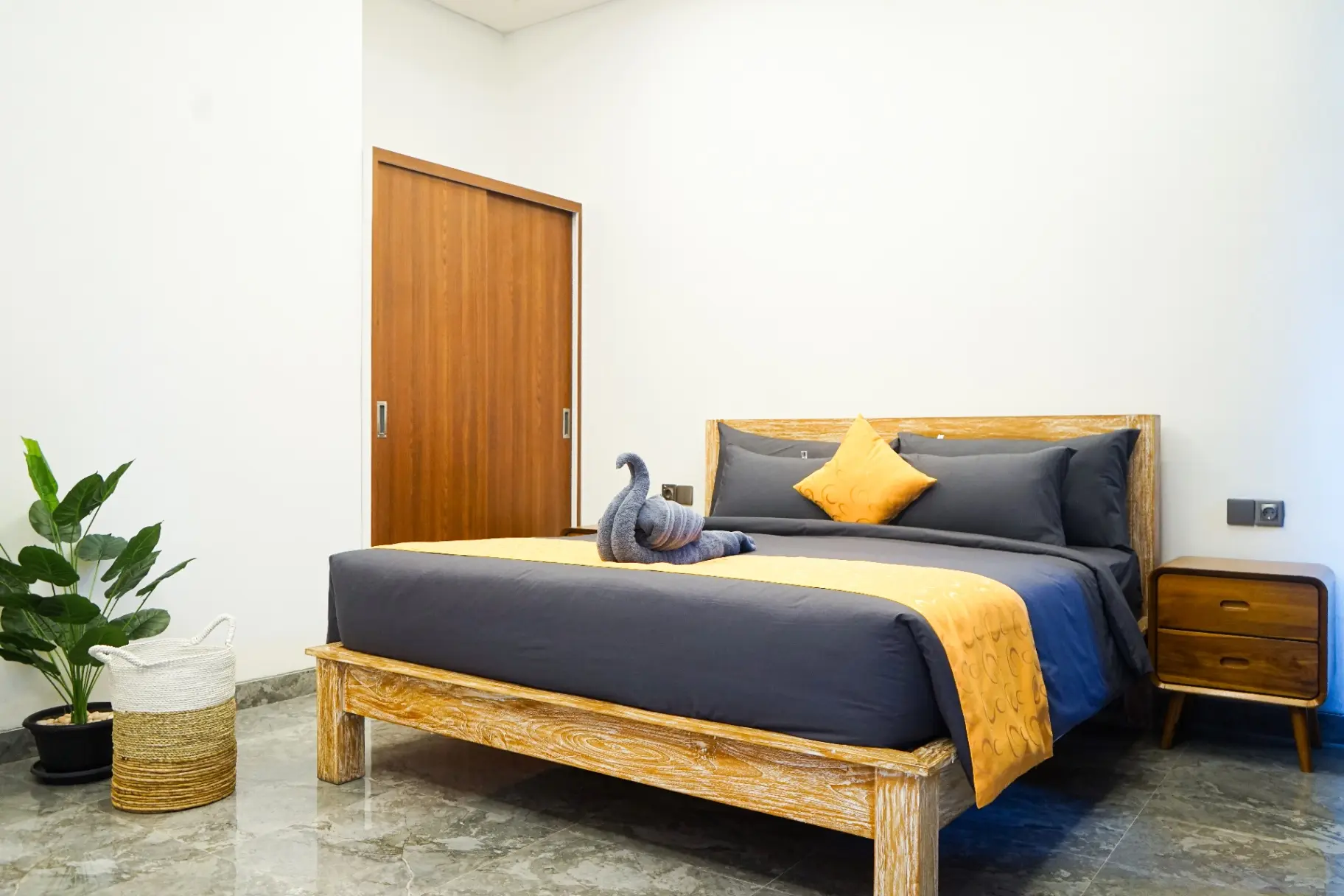 pretty room with pool — image 2