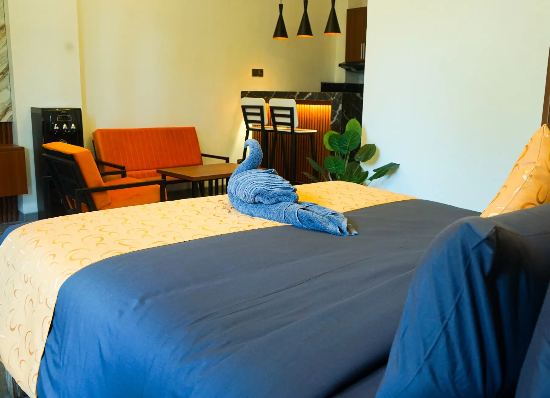 pretty room with pool — image 4