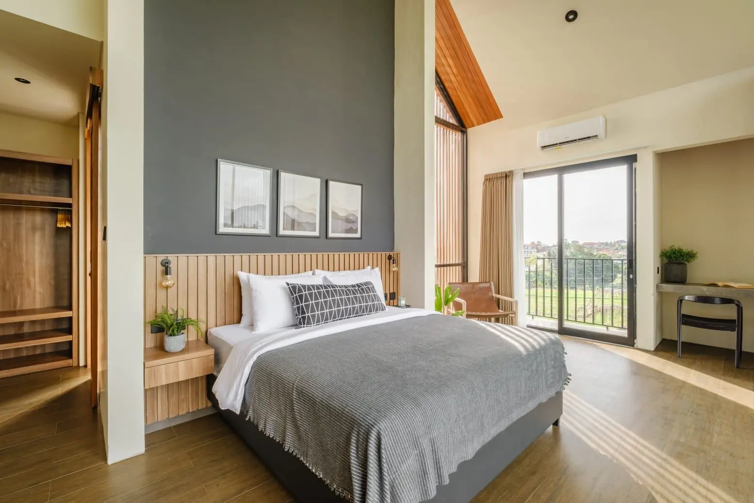 2069 Modern 2-bedroom villa located in the Tumbak Bayukh area of Pererenan. — image 2