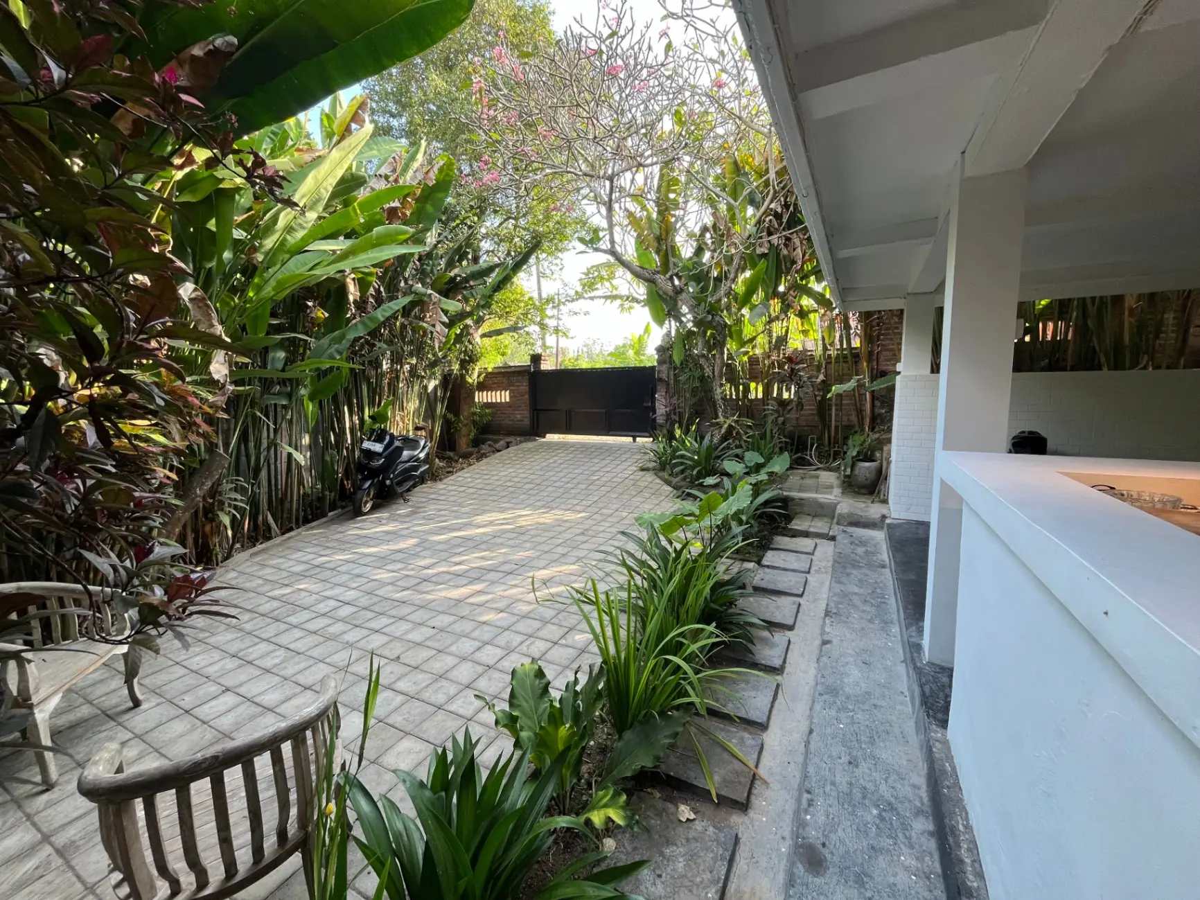 Cozy 2-Bedroom Loft-Style House in Canggu Babakan Area — image 2