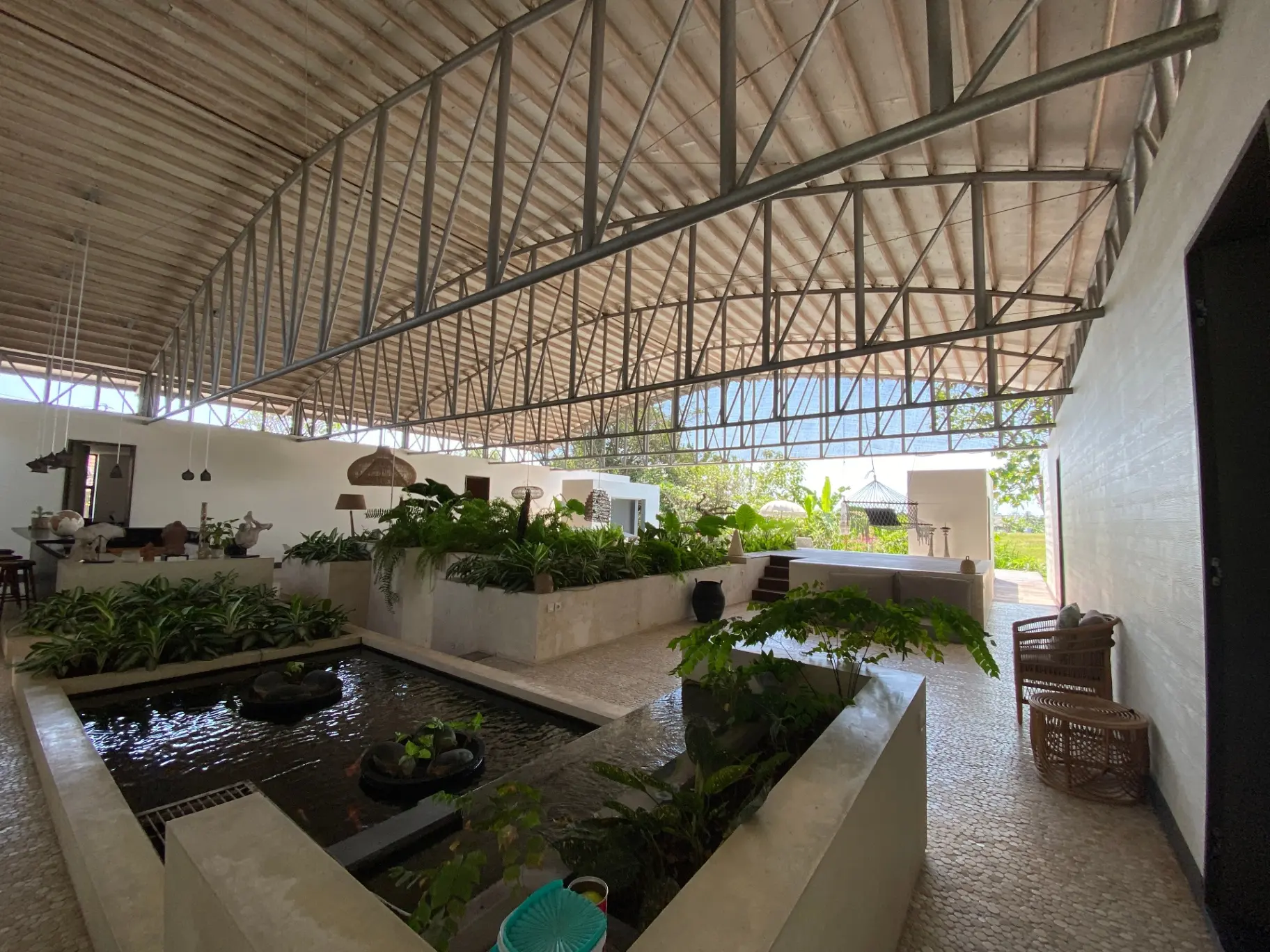 3-Bedroom with Spacious Garden - Cemagi — image 4