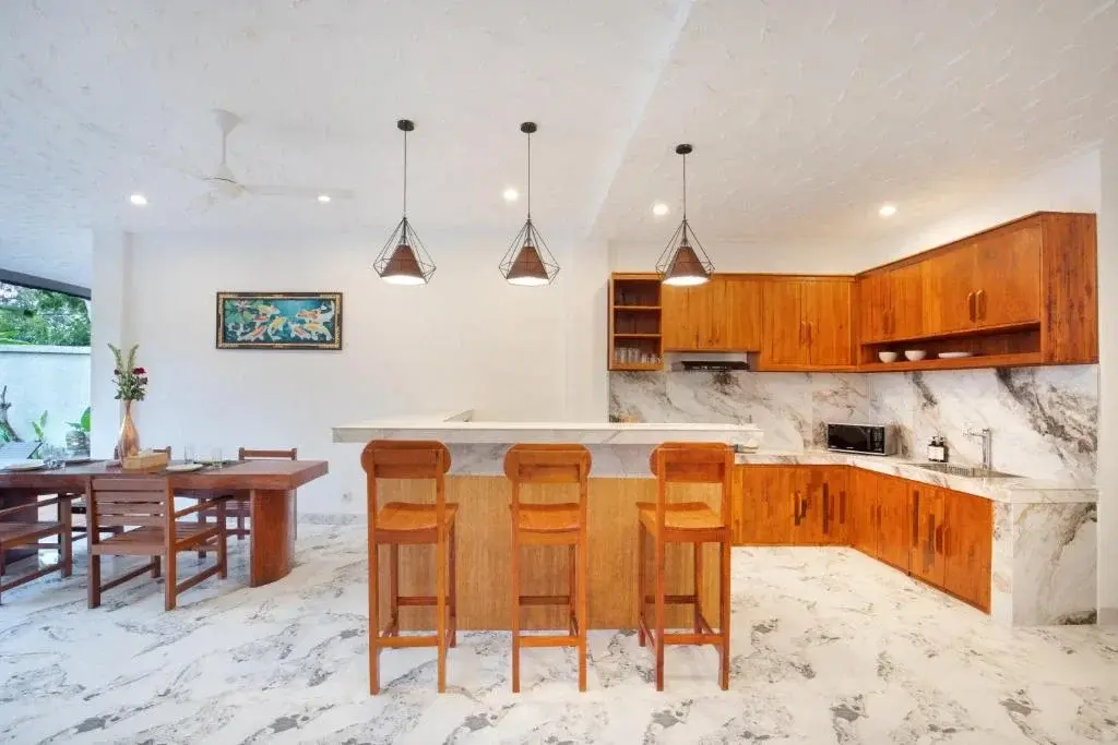 3 BEDROOM VILLA IN CANGGU BATU BOLONG — image 2