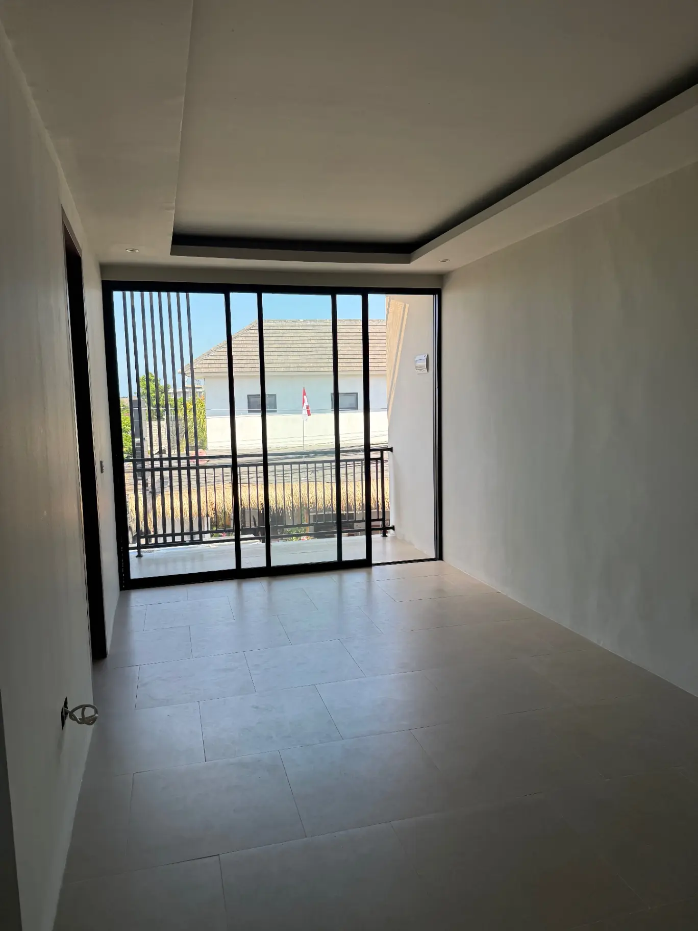 Unfurnished Modern 3-Bedroom Villa with Jacuzzi in Central Location — image 2