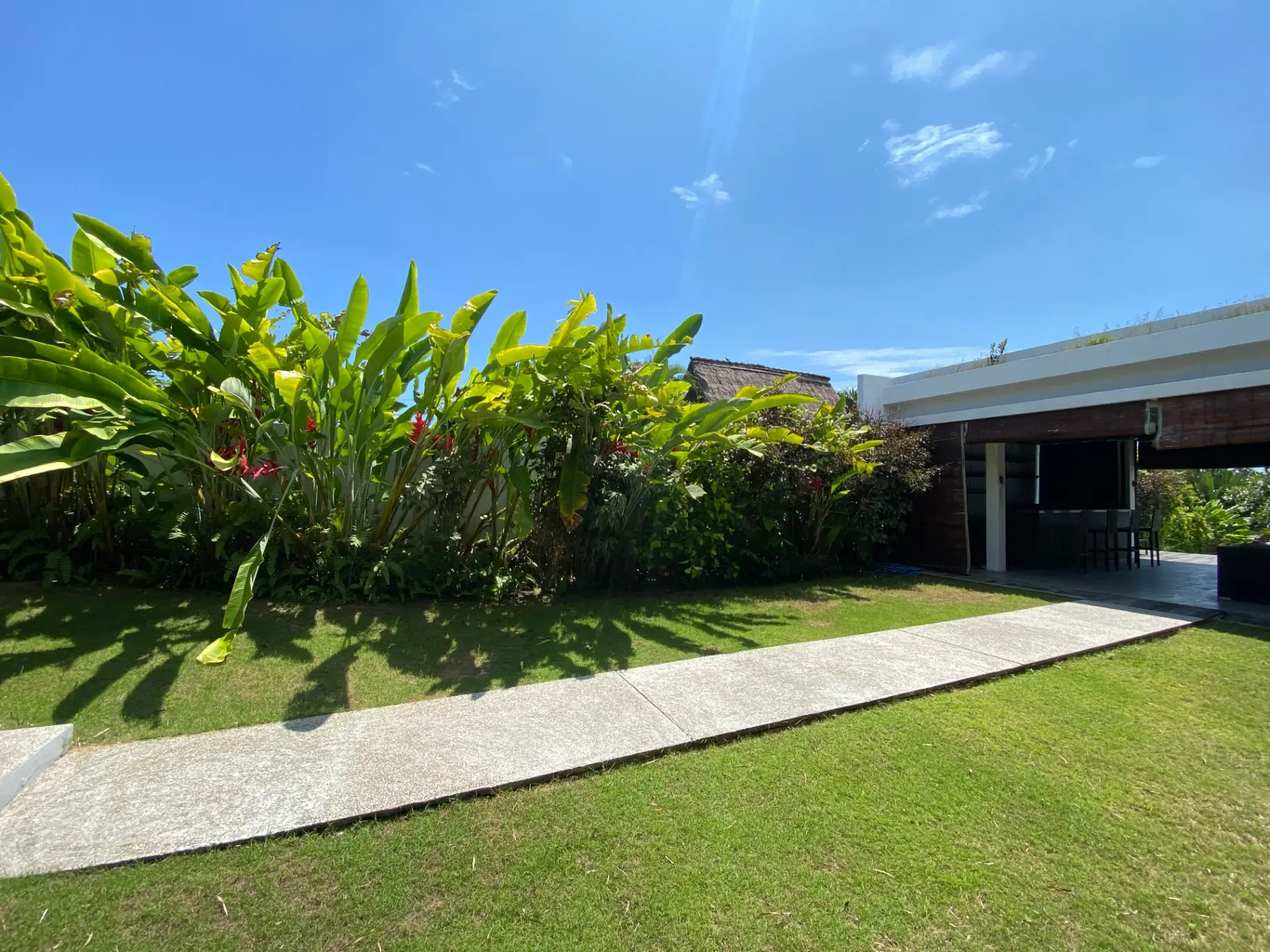 Beachfront 3BR Villa in Cemagi — image 3
