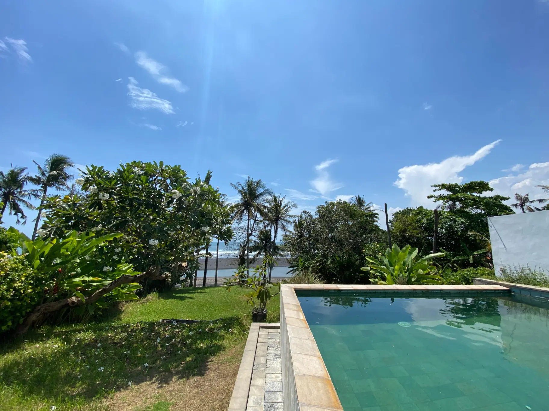 Beachfront 3BR Villa in Cemagi — image 2