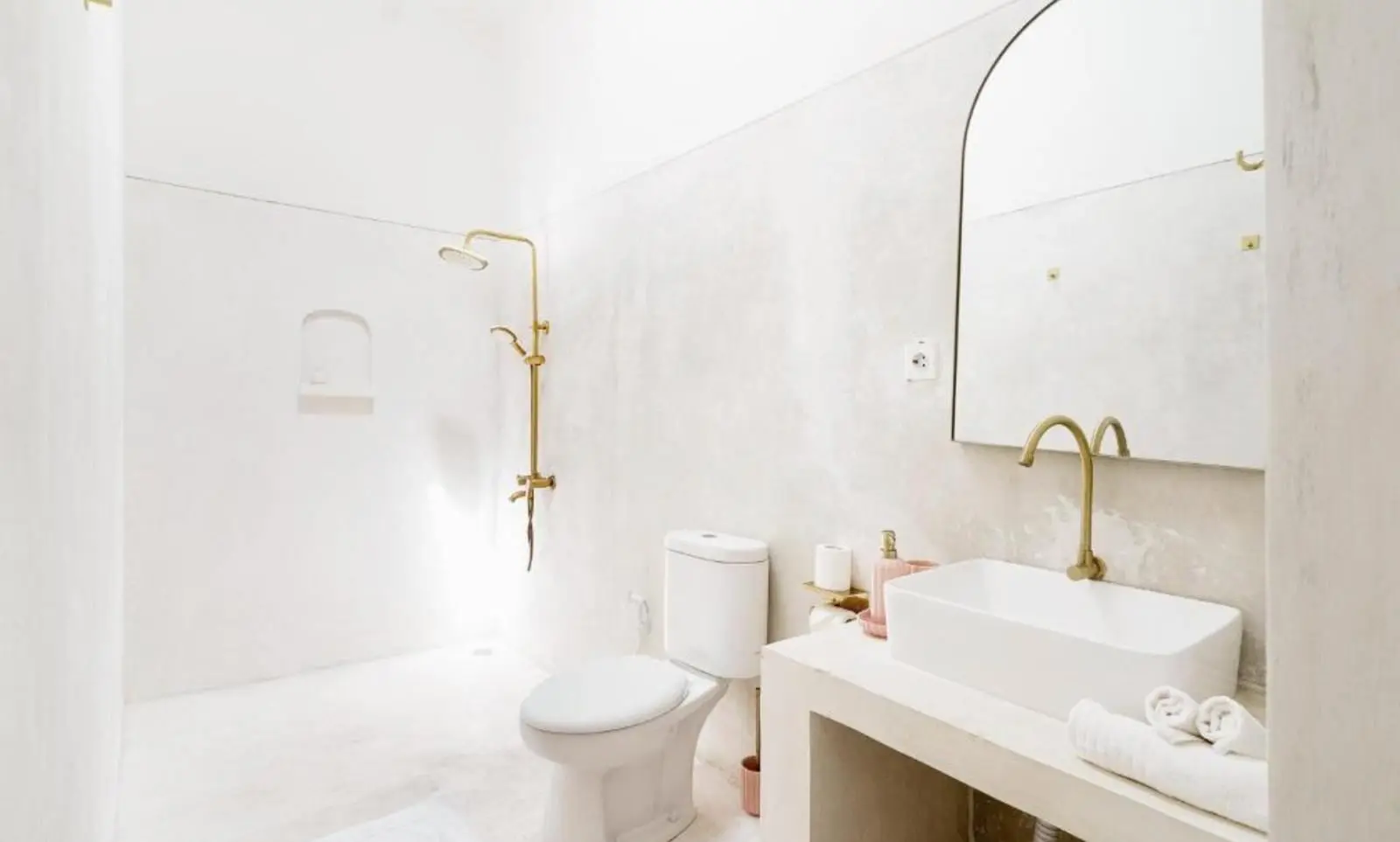 Minor Reno Needed: Beautiful Villa With Spacious Lawn — image 4