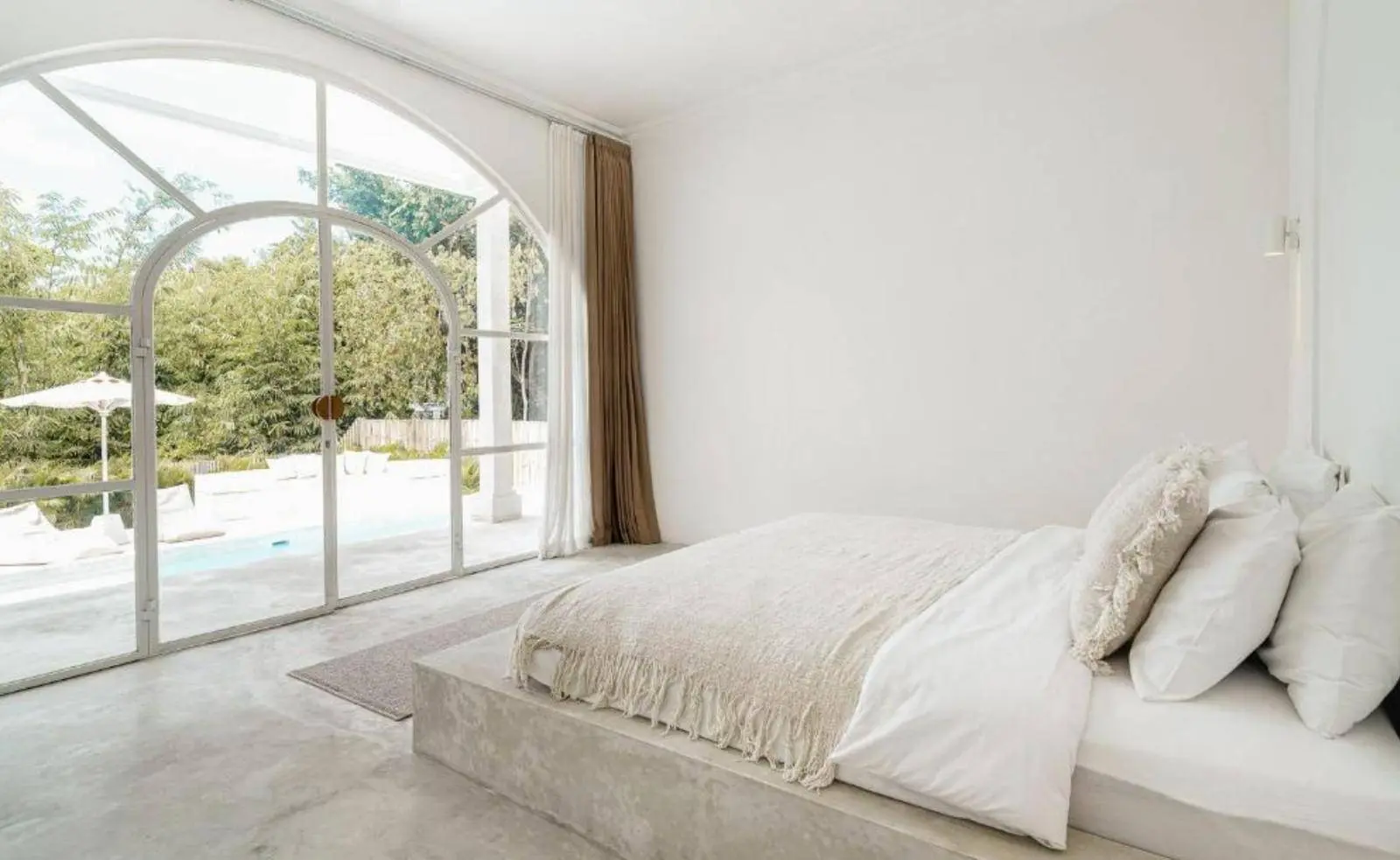 Minor Reno Needed: Beautiful Villa With Spacious Lawn — image 3