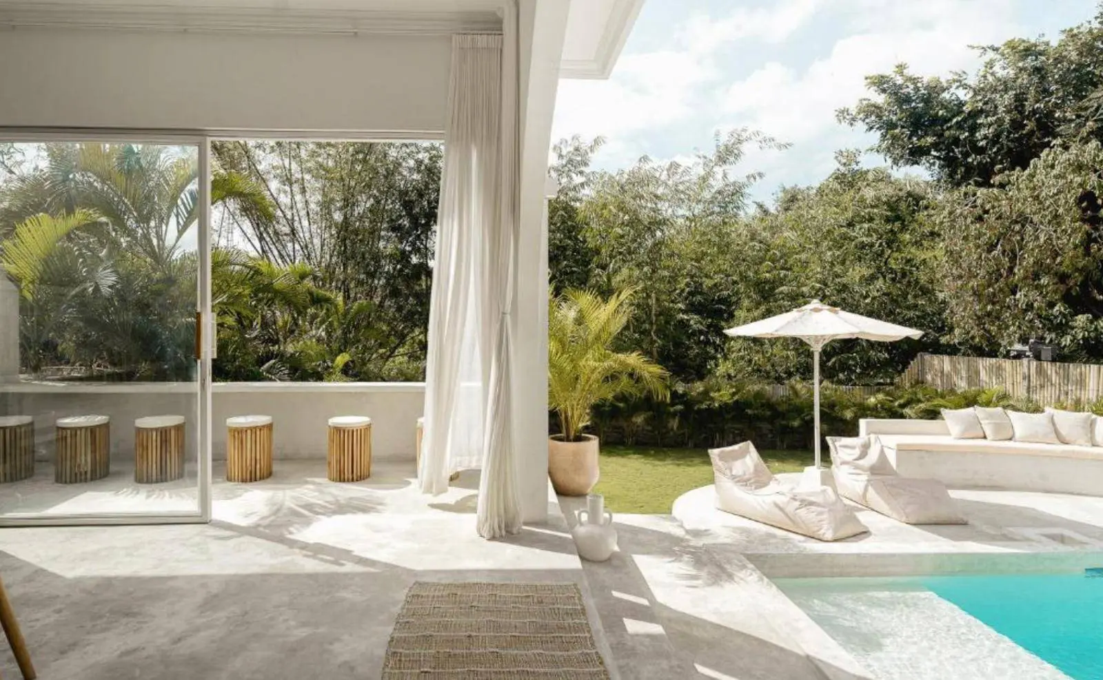 Minor Reno Needed: Beautiful Villa With Spacious Lawn — image 1