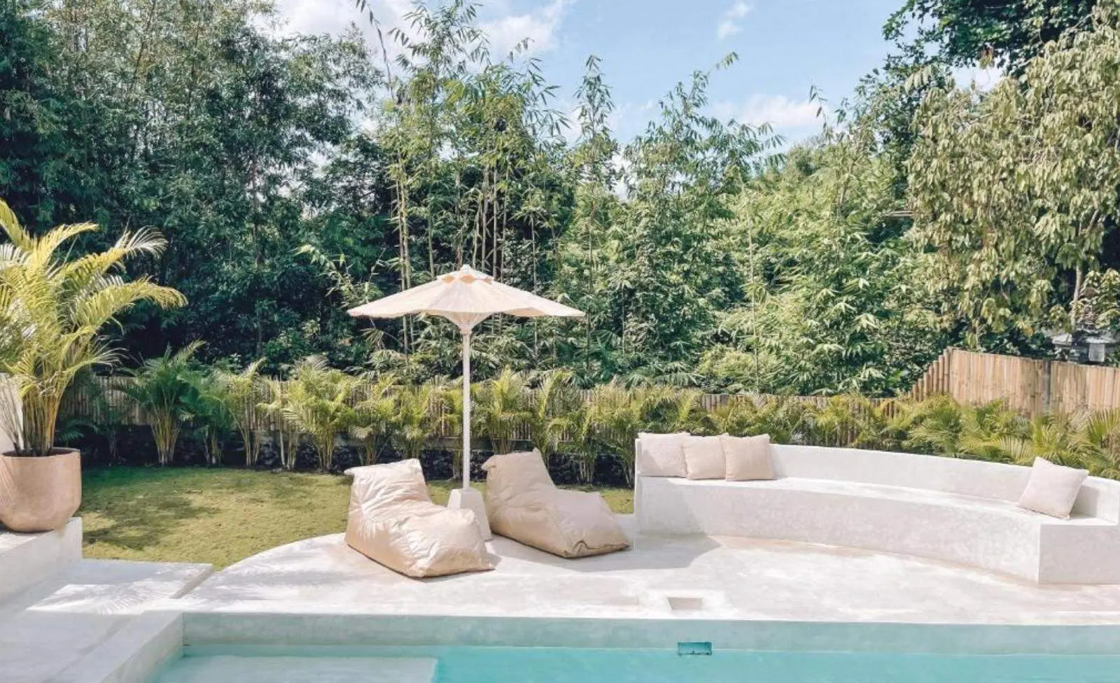 Minor Reno Needed: Beautiful Villa With Spacious Lawn — image 2