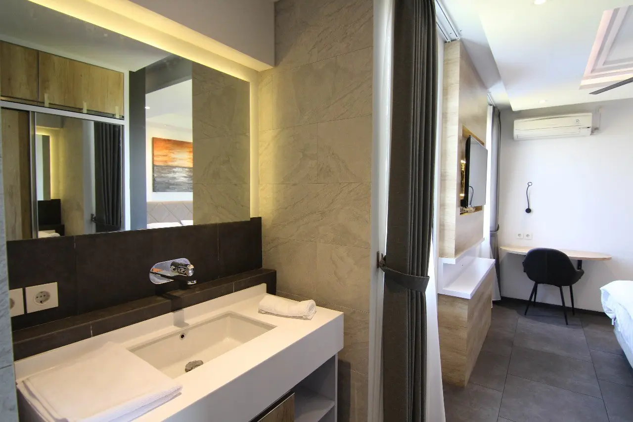 SEA BREEZE APARTMENTS - UNIT 3 (1BR & Living Room) — image 4