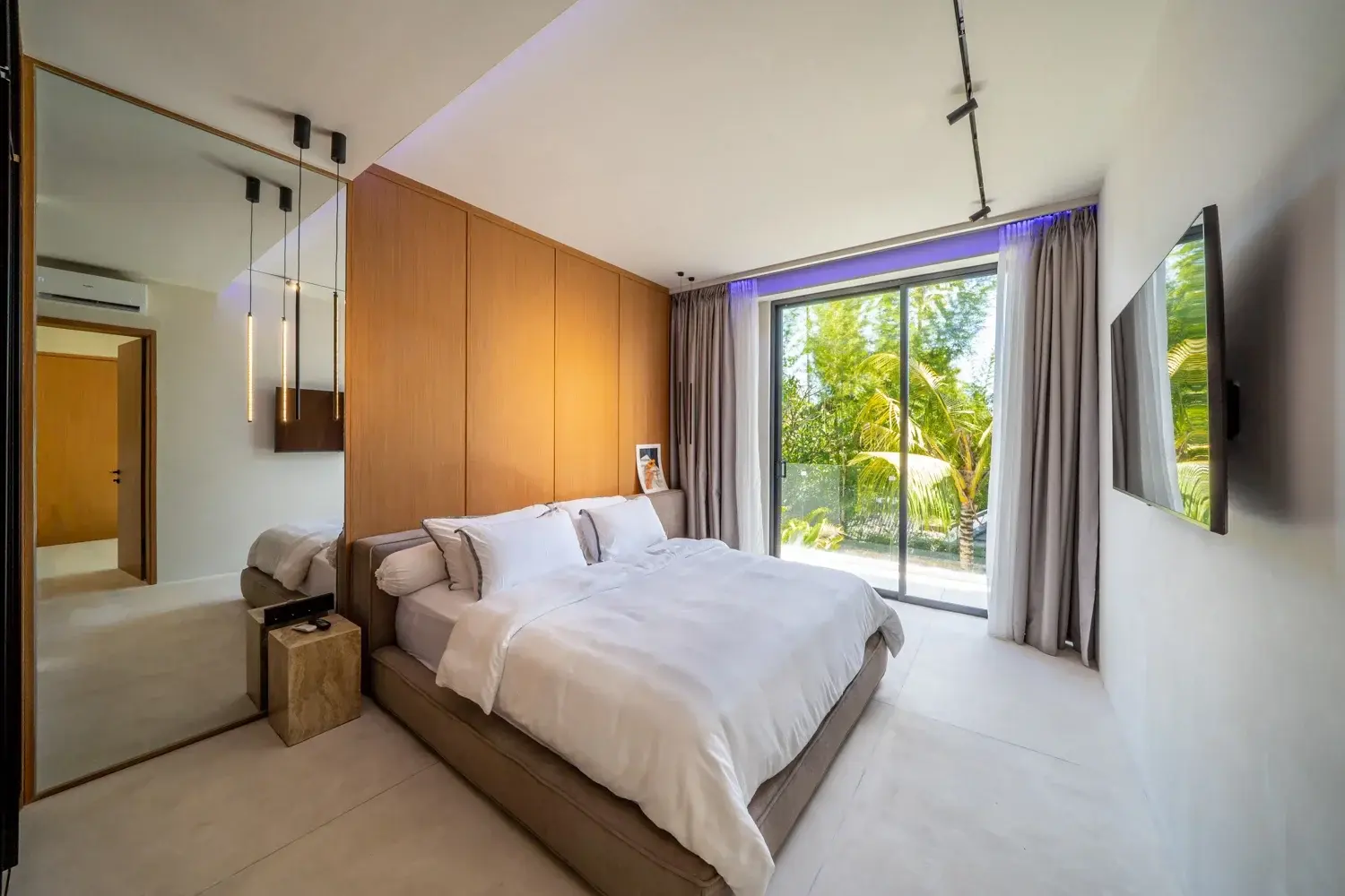 3 BEDROOM LUXURY VILLA IN CANGGU PADONAN — image 2