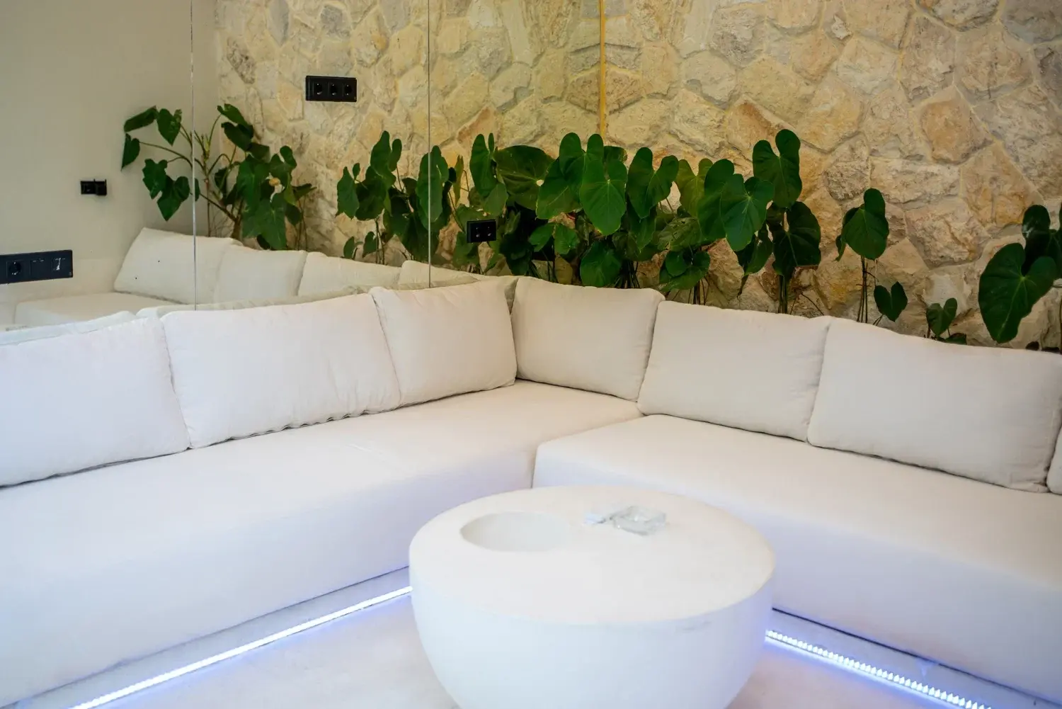 3 BEDROOM LUXURY VILLA IN CANGGU PADONAN — image 4